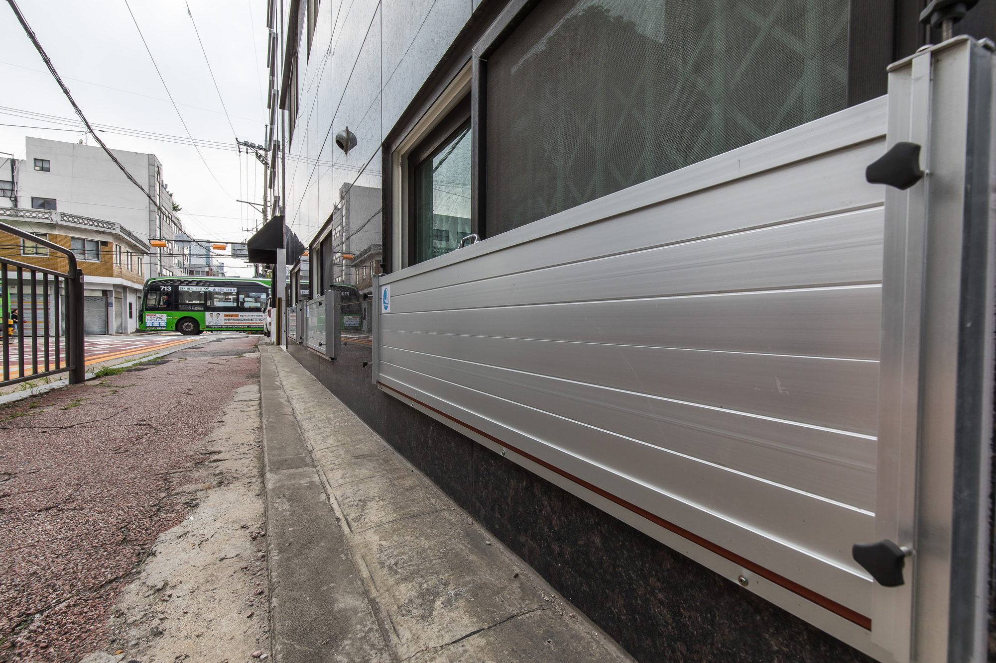 사회;세태;계절스케치;여름스케치;장마스케치;여름장마대비;장마침수지역;장마위기;동작구침수지역;수해예방용물막이판;동작구반지하물막이판