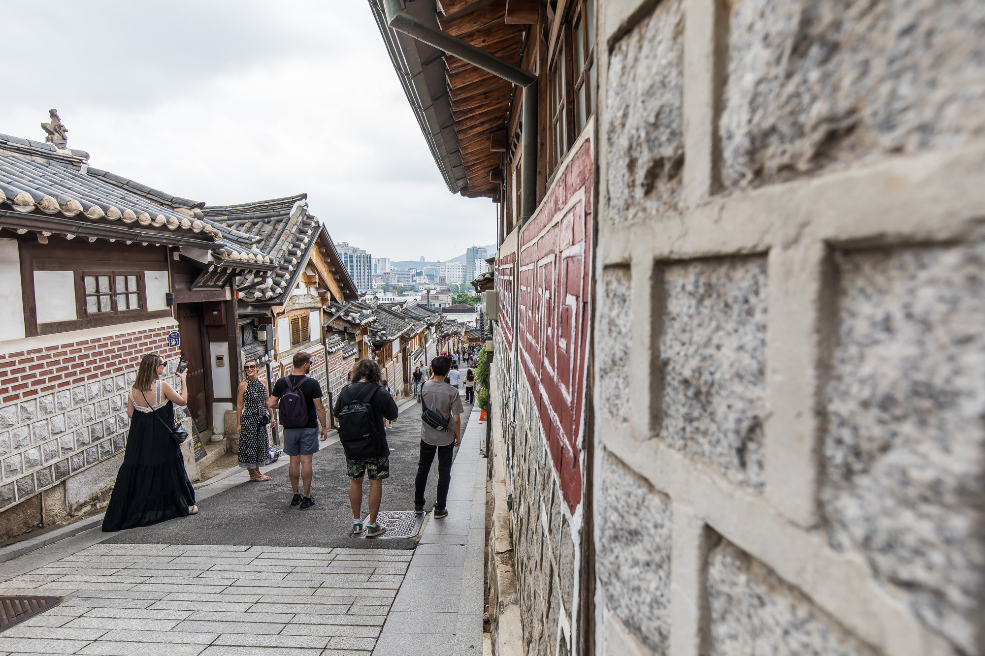 사회;세태;외국인관광객;북촌한옥마을;오버투어리즘;과잉관광;한옥마을주민피해;관광객증가;관광산업