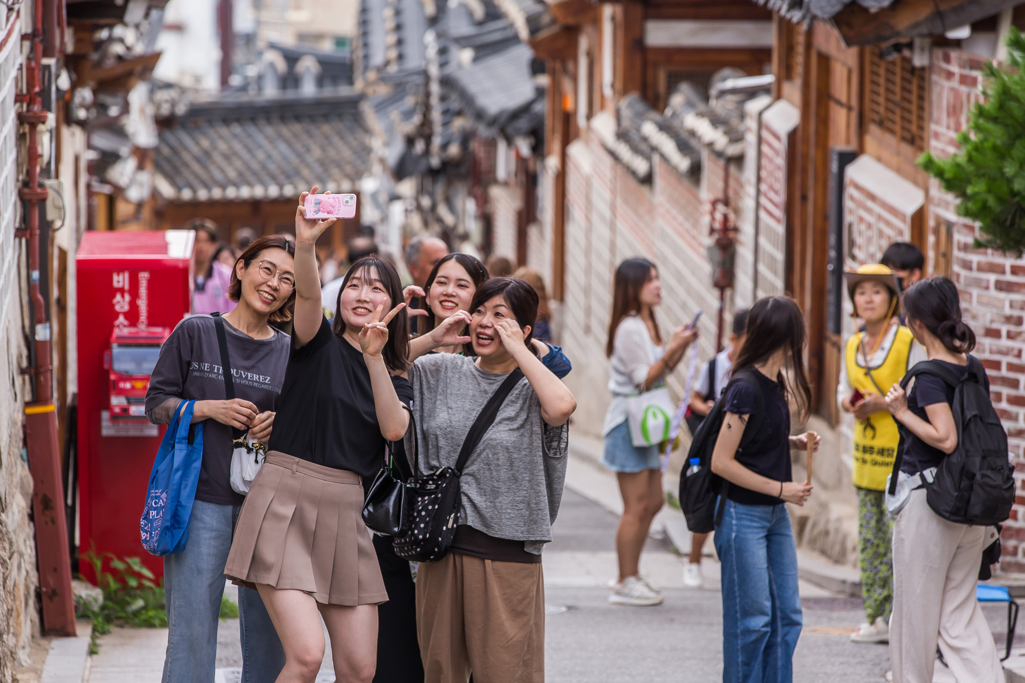 사회;세태;외국인관광객;북촌한옥마을;오버투어리즘;과잉관광;한옥마을주민피해;관광객증가;관광산업