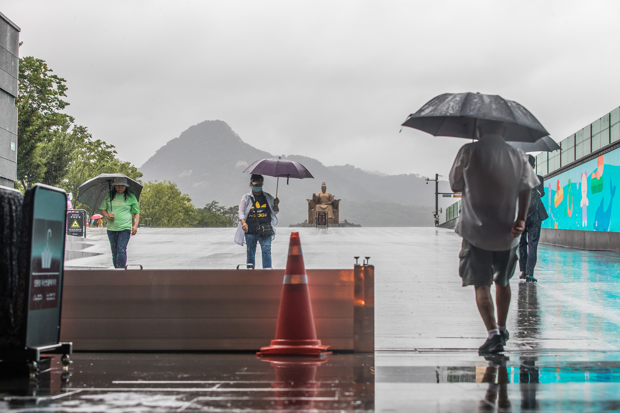 사회;세태;계절;여름;장마;장마철;장마철집중호우;호우경보;광화문사거리;광화문네거리;장마철출근길