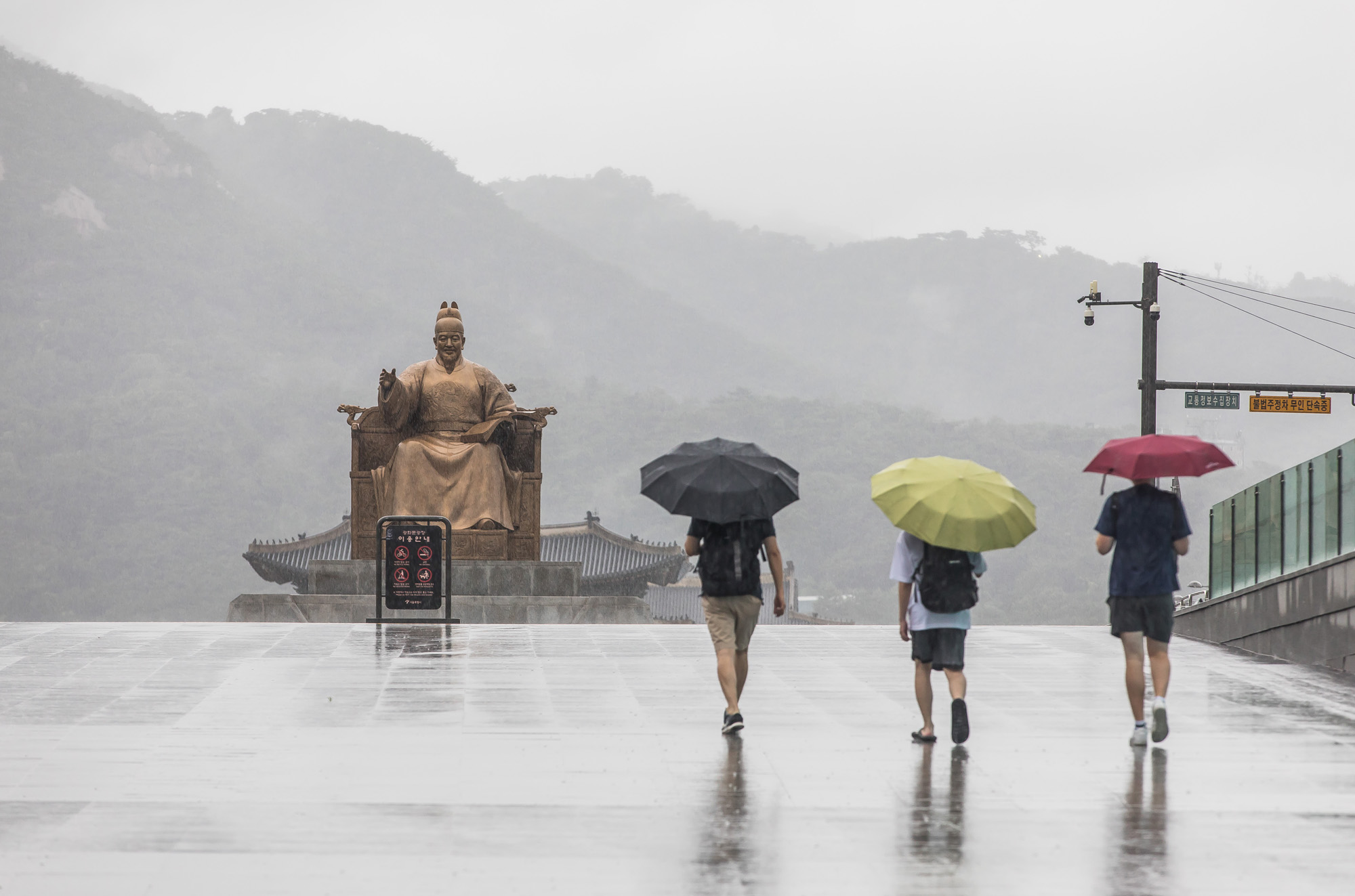 사회;세태;계절;여름;장마;장마철;장마철집중호우;호우경보;광화문사거리;광화문네거리;장마철출근길