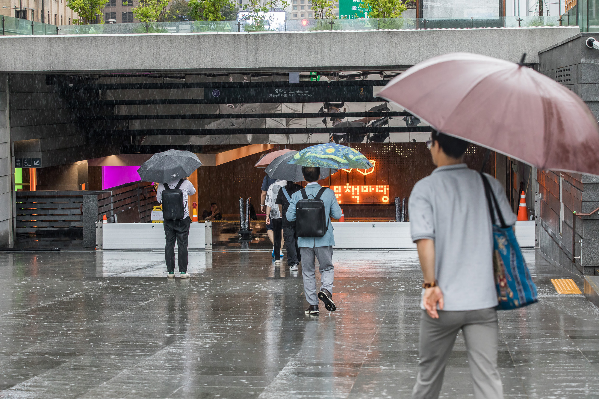 사회;세태;계절;여름;장마;장마철;장마철집중호우;호우경보;광화문사거리;광화문네거리;장마철출근길