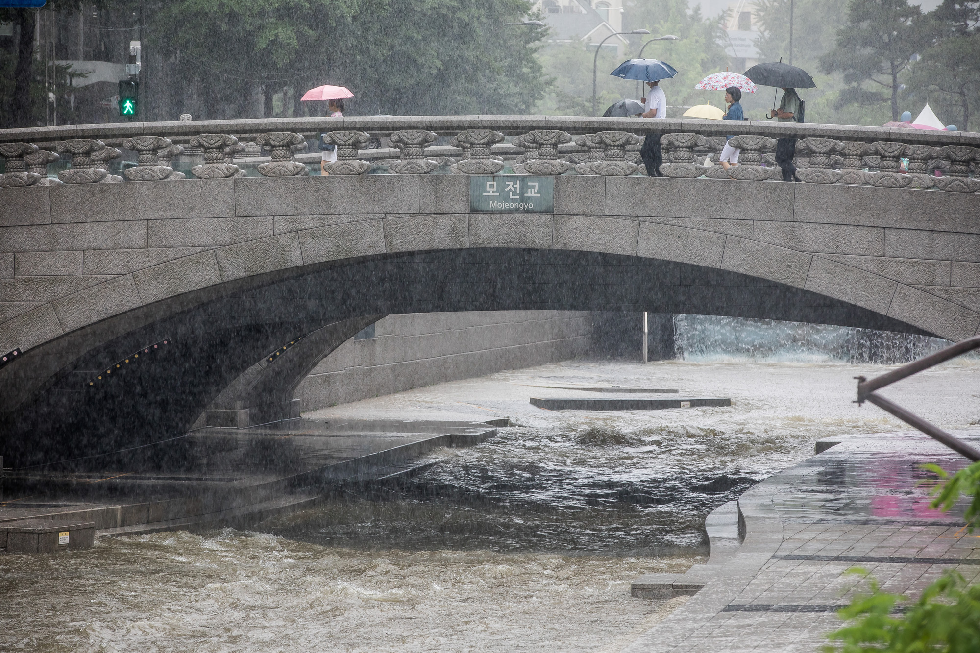 사회;세태;계절;여름;장마;장마철;장마철집중호우;호우경보;광화문사거리;광화문네거리;청계천;청계천통제