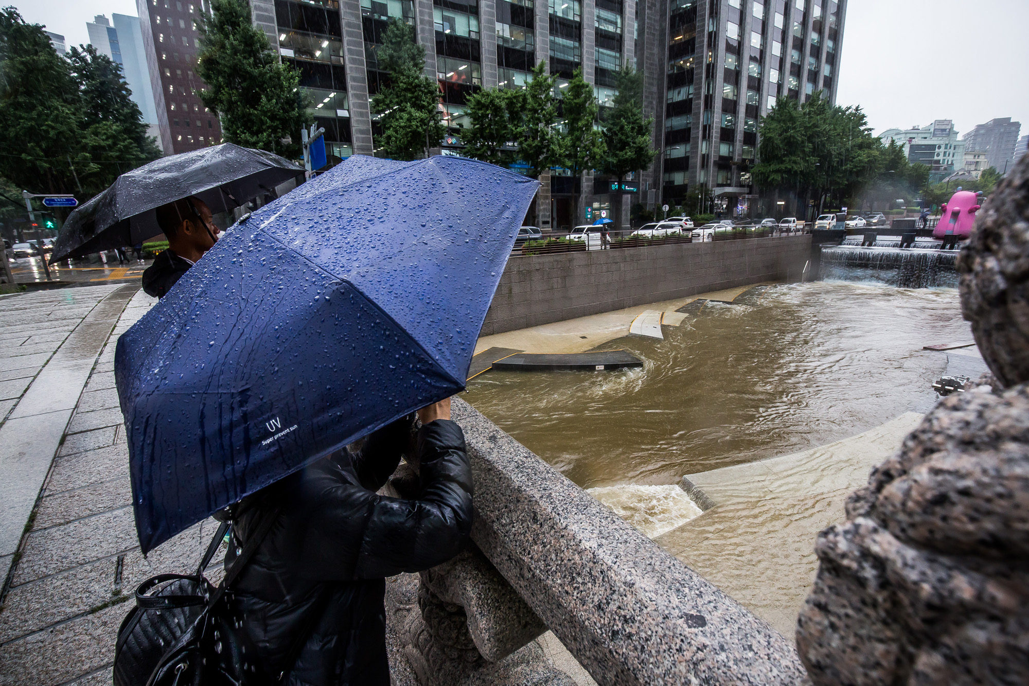 사회;세태;계절;여름;장마;장마철;장마철집중호우;호우경보;광화문사거리;광화문네거리;청계천;청계천통제