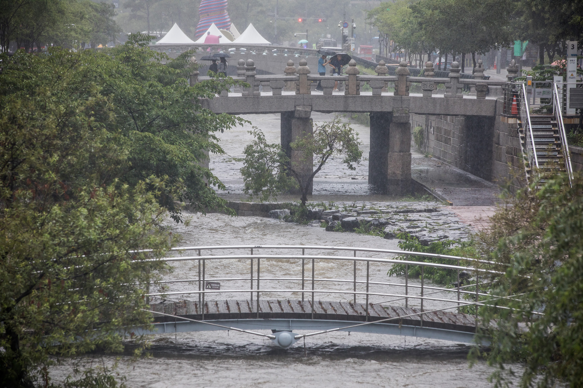 사회;세태;계절;여름;장마;장마철;장마철집중호우;호우경보;광화문사거리;광화문네거리;청계천;청계천통제