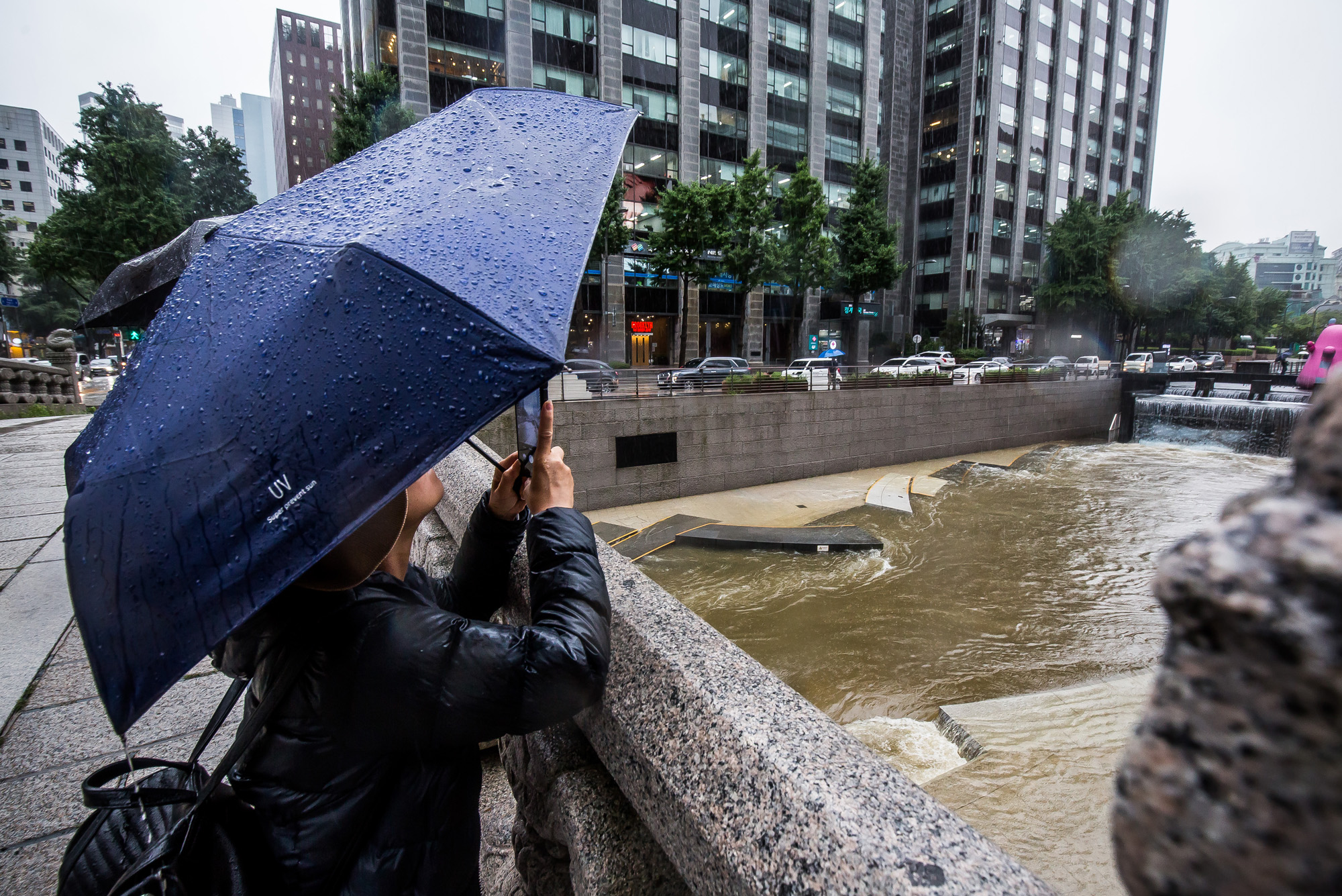 사회;세태;계절;여름;장마;장마철;장마철집중호우;호우경보;광화문사거리;광화문네거리;청계천;청계천통제