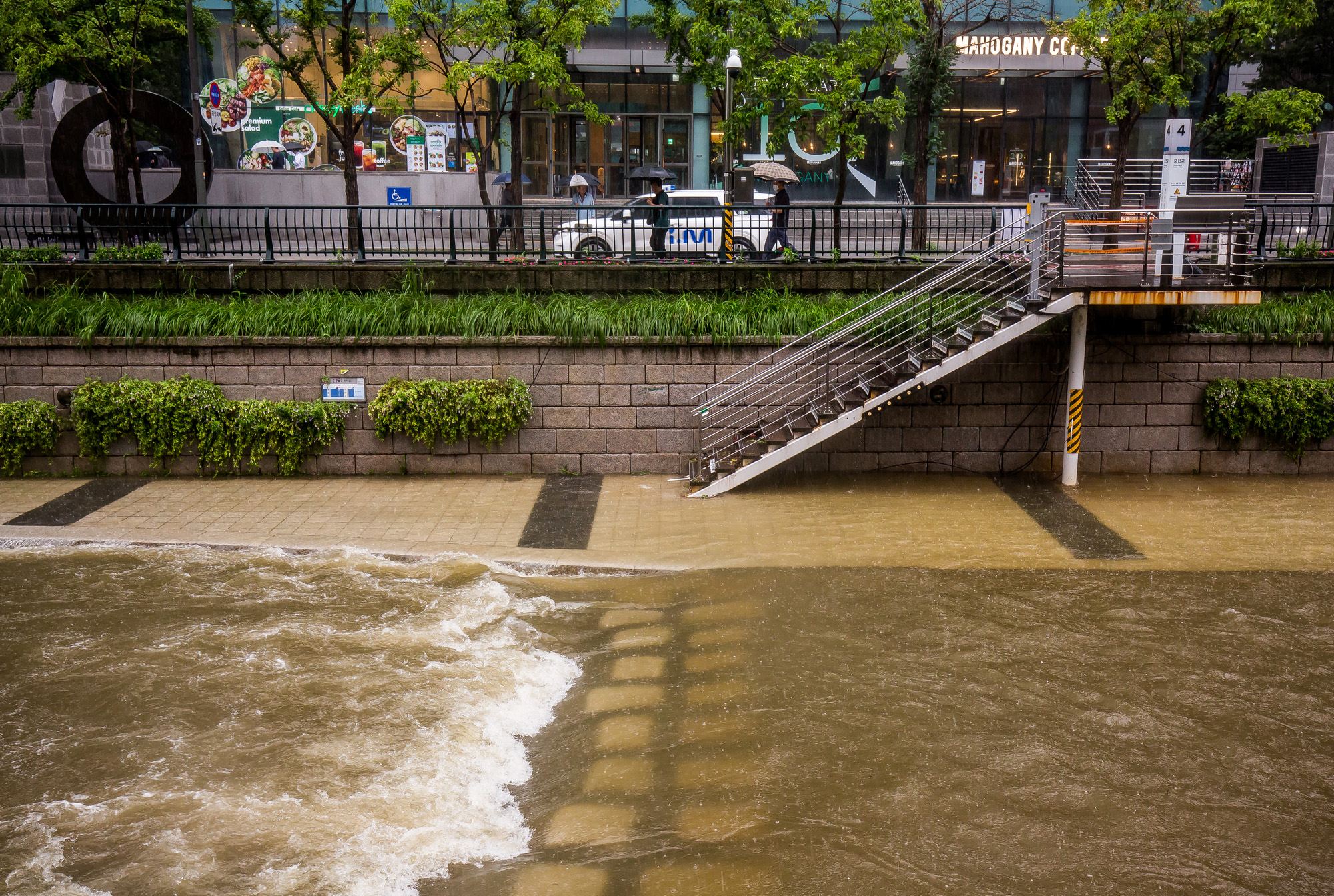 사회;세태;계절;여름;장마;장마철;장마철집중호우;호우경보;광화문사거리;광화문네거리;청계천;청계천통제