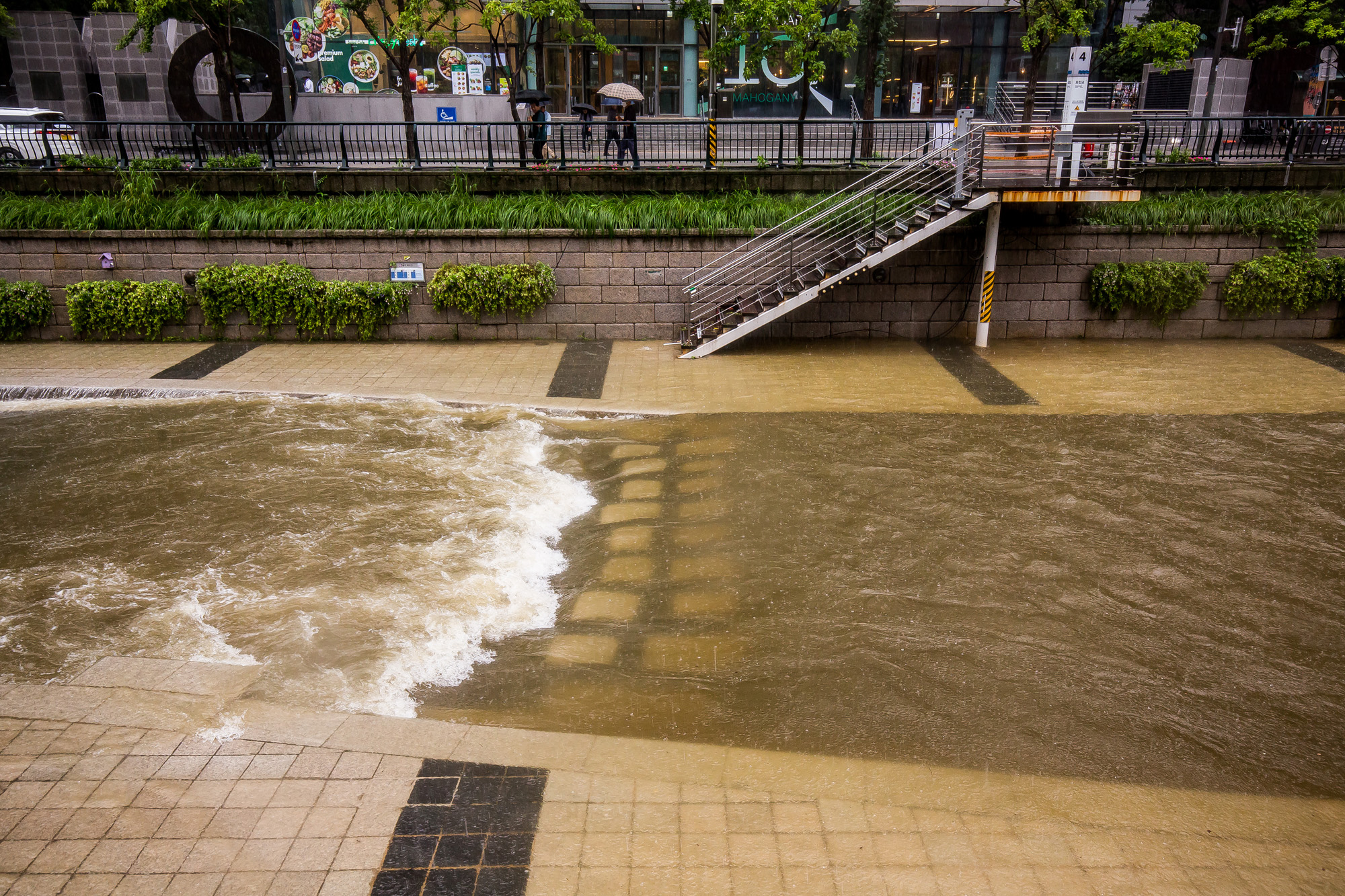 사회;세태;계절;여름;장마;장마철;장마철집중호우;호우경보;광화문사거리;광화문네거리;청계천;청계천통제