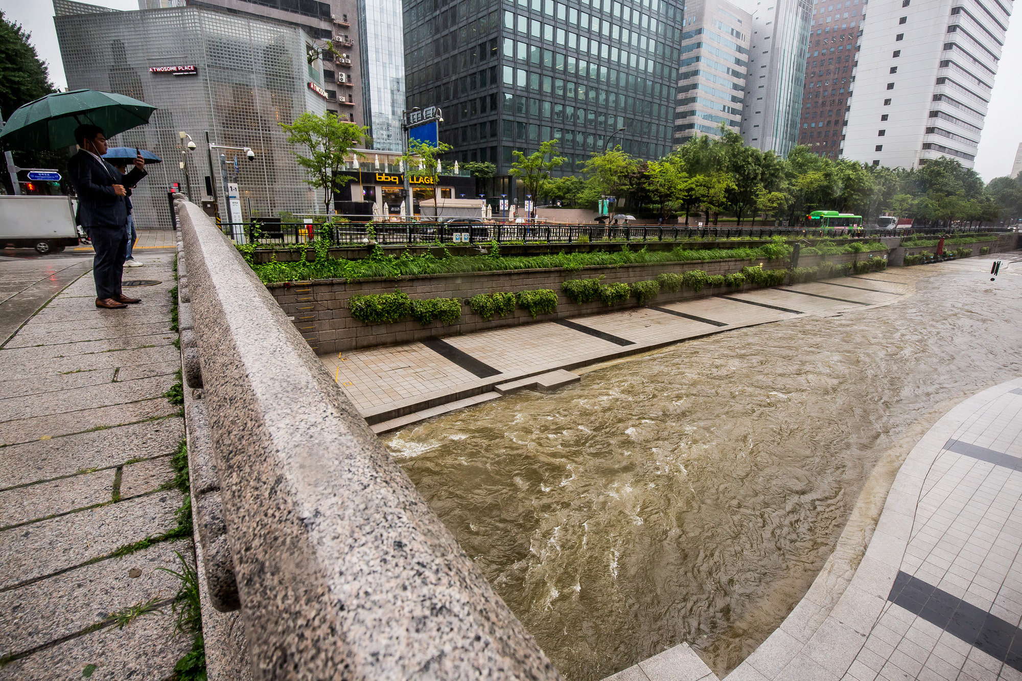 사회;세태;계절;여름;장마;장마철;장마철집중호우;호우경보;광화문사거리;광화문네거리;청계천;청계천통제