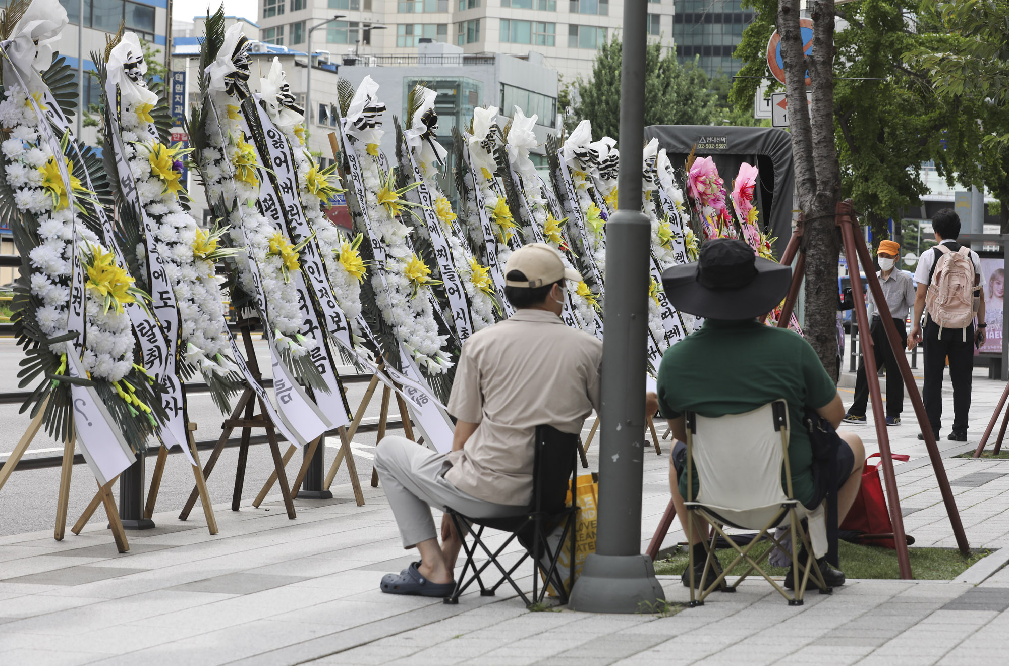 하이브;민희진;버니즈;뉴진스;근조화환;팬시위