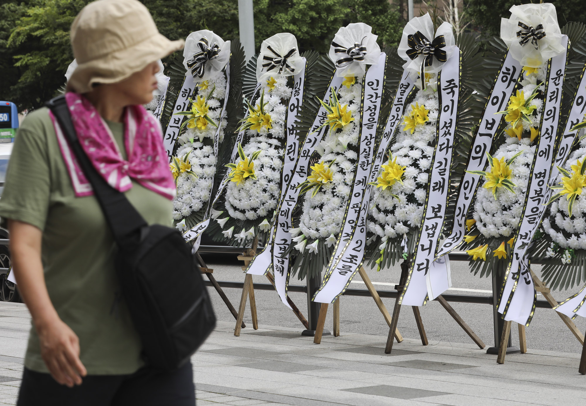 하이브;민희진;버니즈;뉴진스;근조화환;팬시위