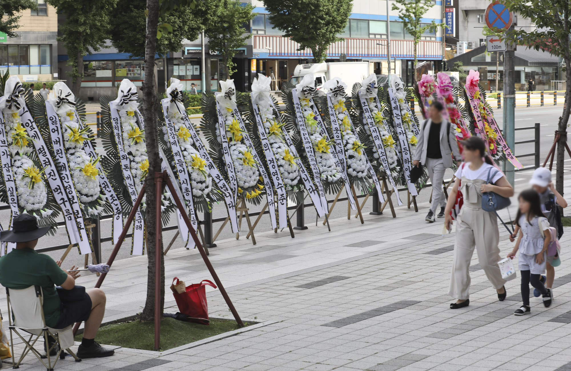 하이브;민희진;버니즈;뉴진스;근조화환;팬시위