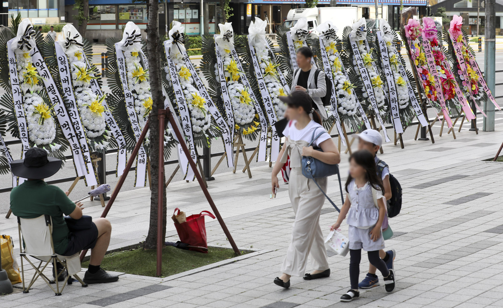 하이브;민희진;버니즈;뉴진스;근조화환;팬시위