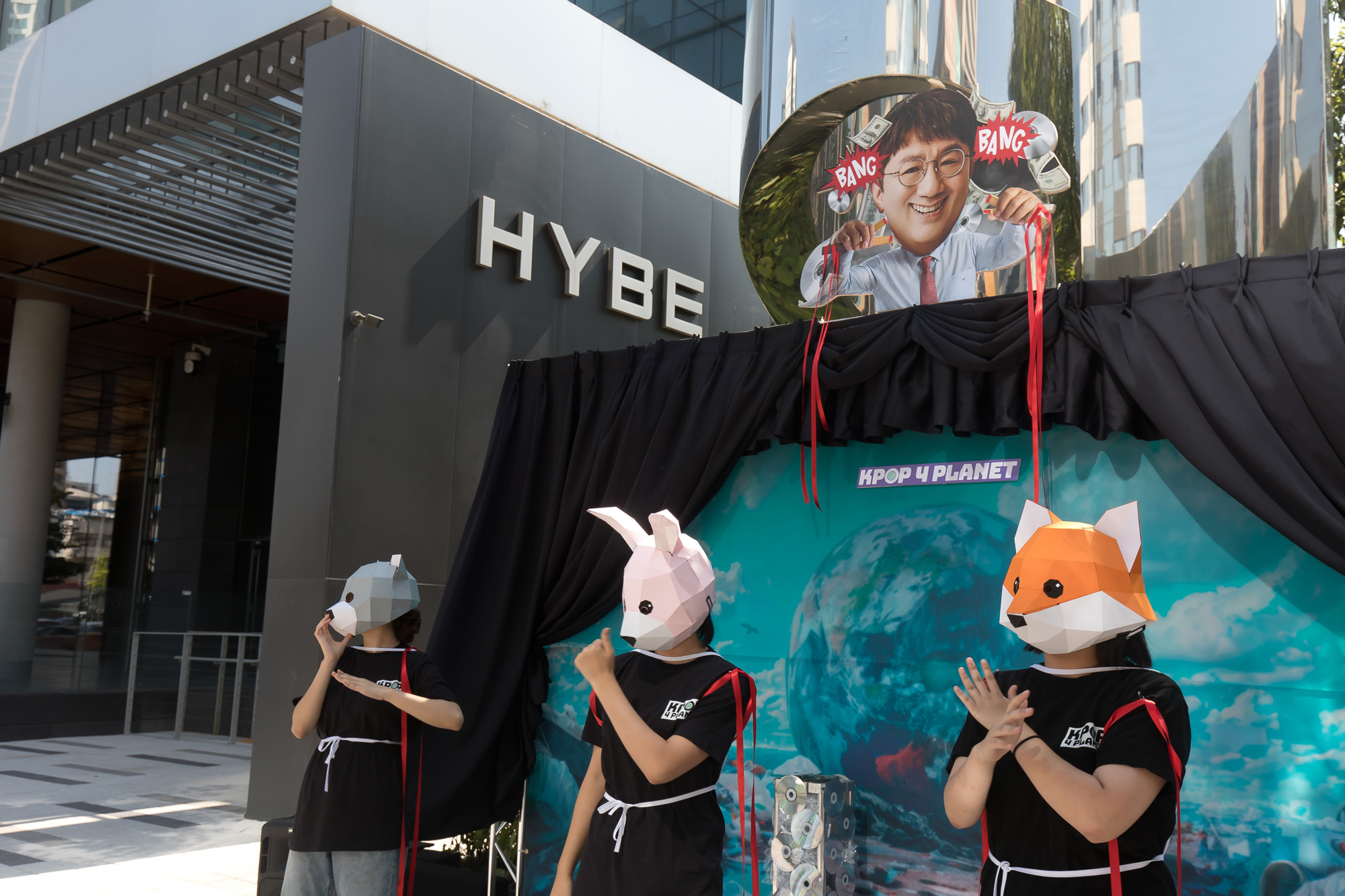 사회;하이브;HYBE;앨범마케팅;퍼포먼스