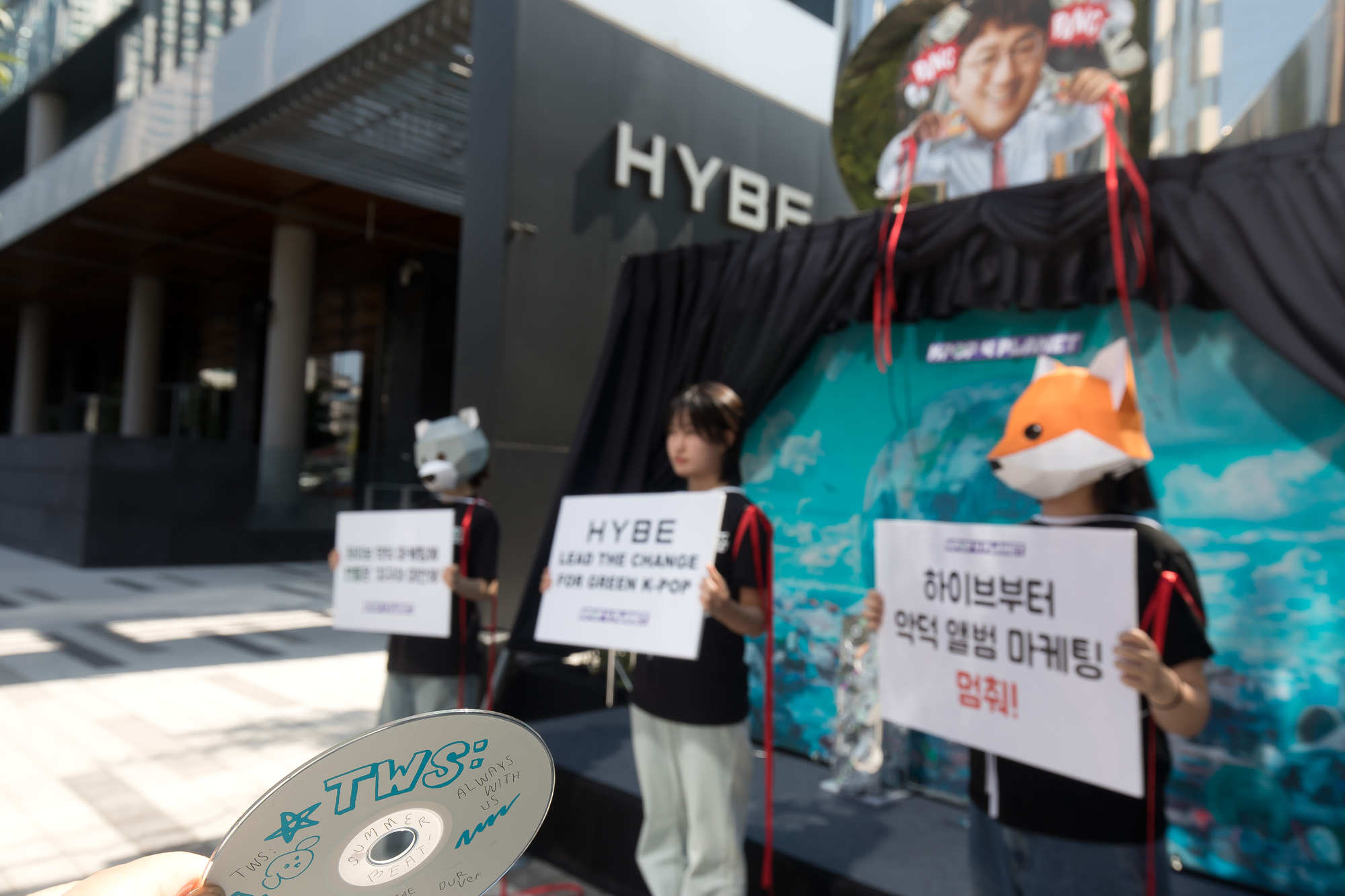 사회;하이브;HYBE;앨범마케팅;퍼포먼스