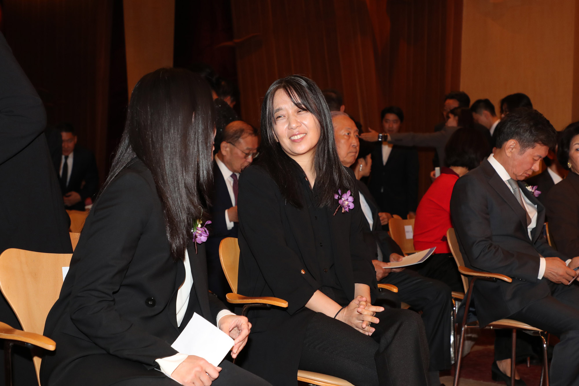 한강;한강작가;한강노벨문학상;한강척공식석상;한강포니정