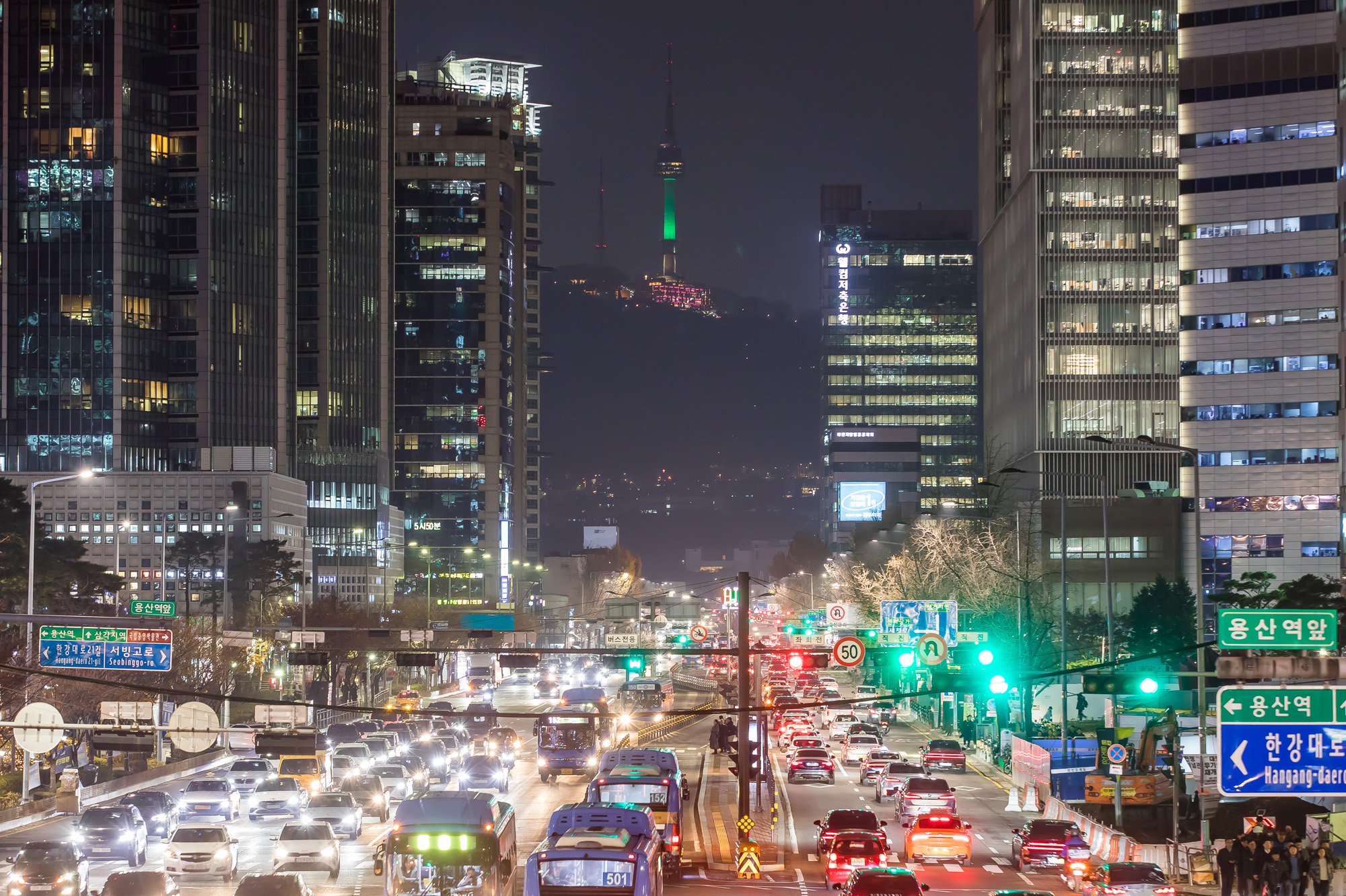 사회;세태;서울;서울색;서울을상징하는색;2025년서울색;그린오로라;서울그린오로라;남산서울타워그린오로라