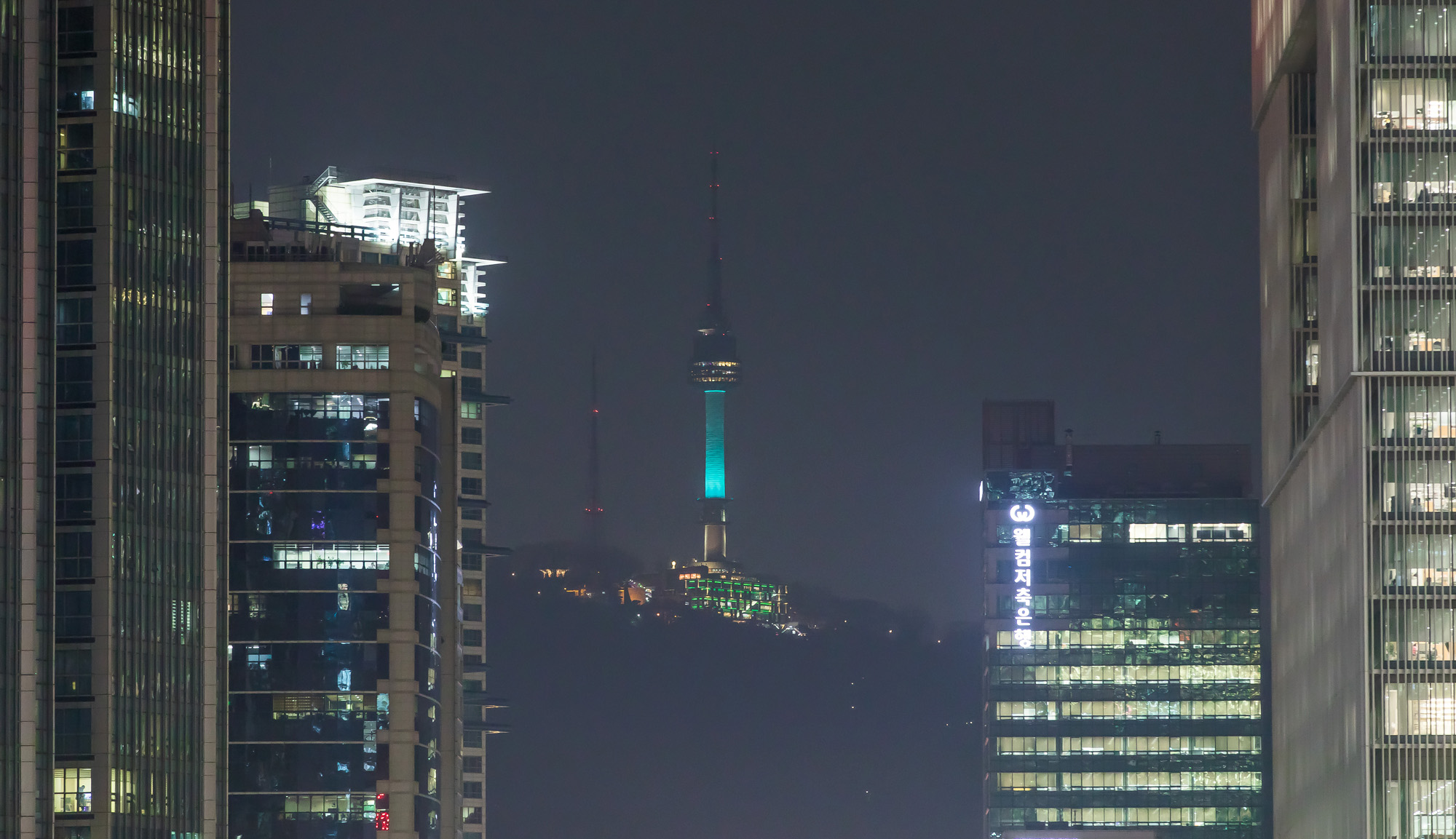 사회;세태;서울;서울색;서울을상징하는색;2025년서울색;그린오로라;서울그린오로라;남산서울타워그린오로라