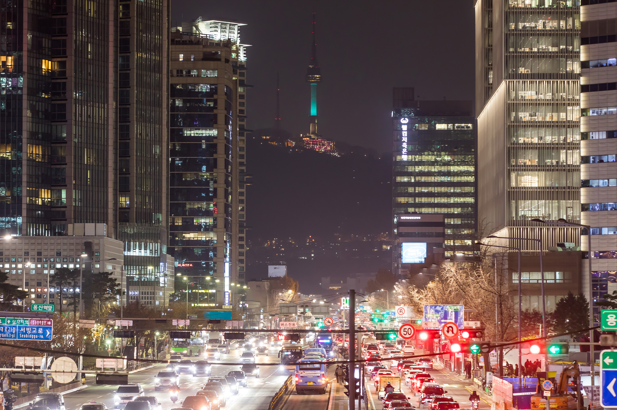 사회;세태;서울;서울색;서울을상징하는색;2025년서울색;그린오로라;서울그린오로라;남산서울타워그린오로라