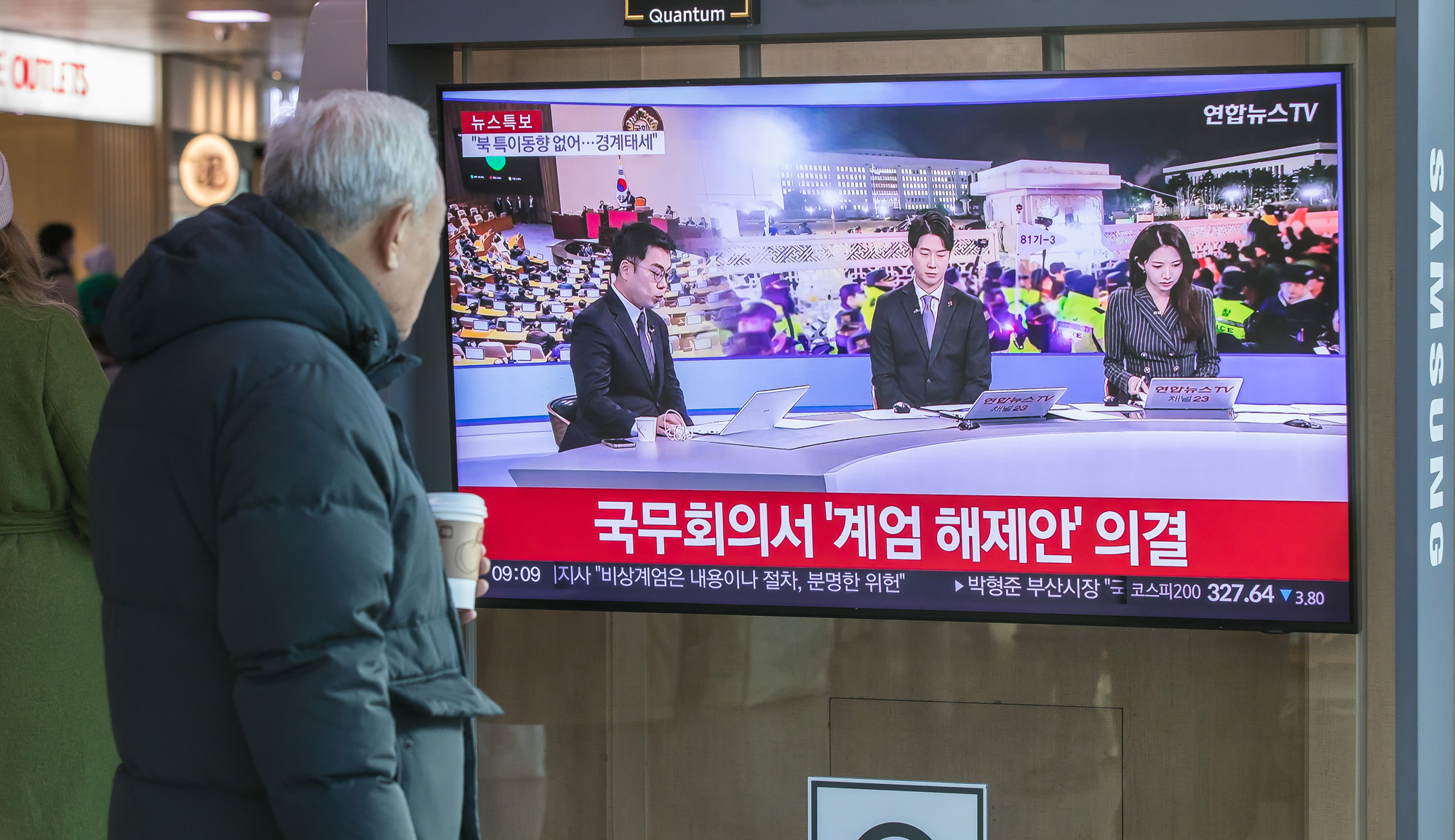 정치;정부;사건사고;윤석열정부;윤석열비상계엄;비상계엄해제뉴스;서울역TV시청;윤석열비상계엄해제뉴스