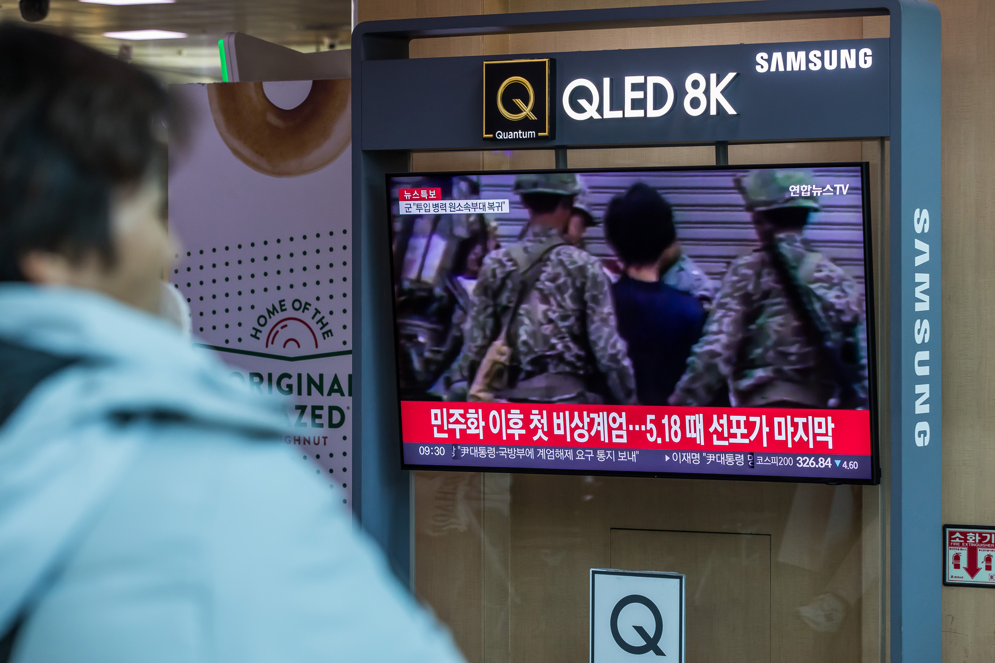 정치;정부;사건사고;윤석열정부;윤석열비상계엄;비상계엄해제뉴스;서울역TV시청;윤석열비상계엄해제뉴스