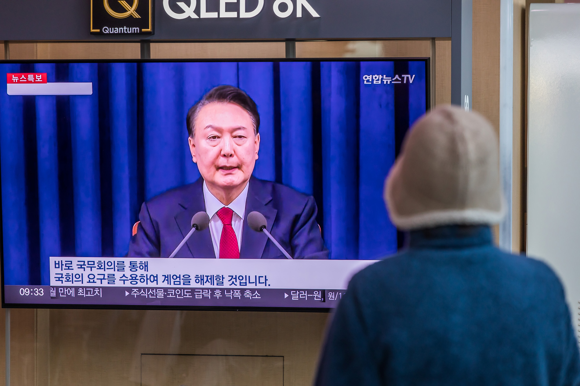 정치;정부;사건사고;윤석열정부;윤석열비상계엄;비상계엄해제뉴스;서울역TV시청;윤석열비상계엄해제뉴스