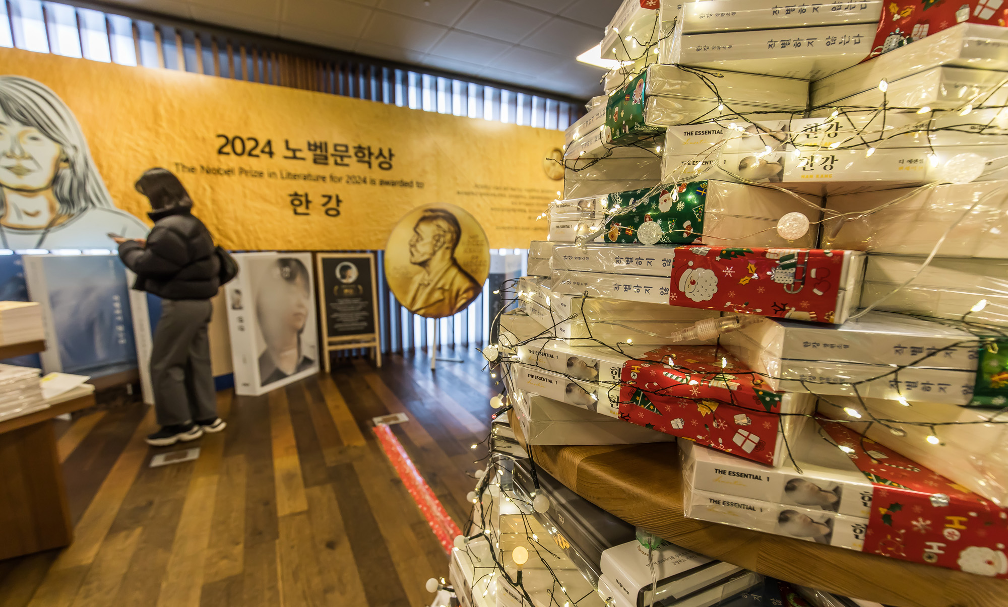 문학;도서;교보문고광화문점;한강작가;한강노벨문학상수상;한강작가초상화;한강노벨문학상축하전시공간