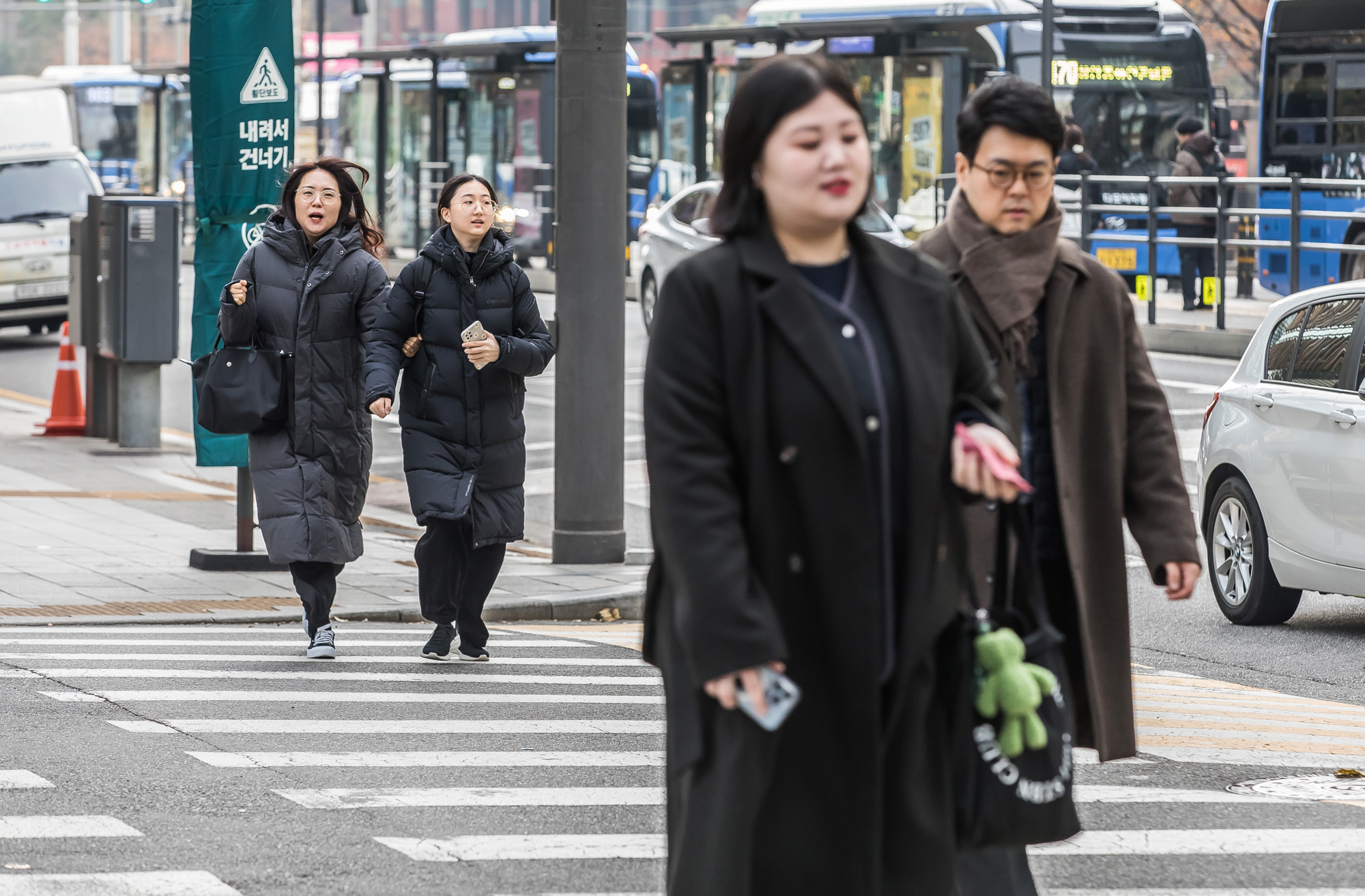 사회;경제;정치불확실성;비상계엄후폭풍;한국경제파장;종로구횡단보도;직장인횡단보도