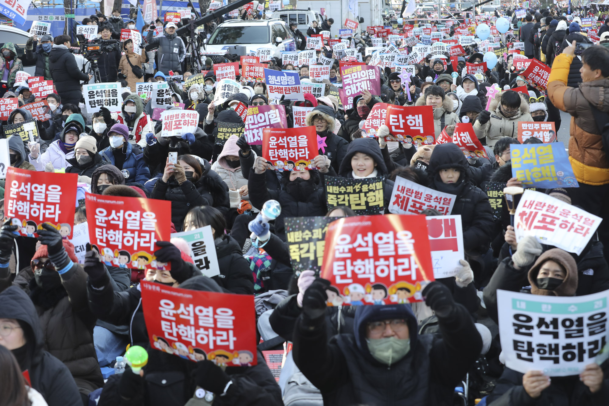윤석열탄핵;윤석열탄핵집회;윤석열여의도집회;윤석열탄핵가결;여의도응원봉;촛불집회
