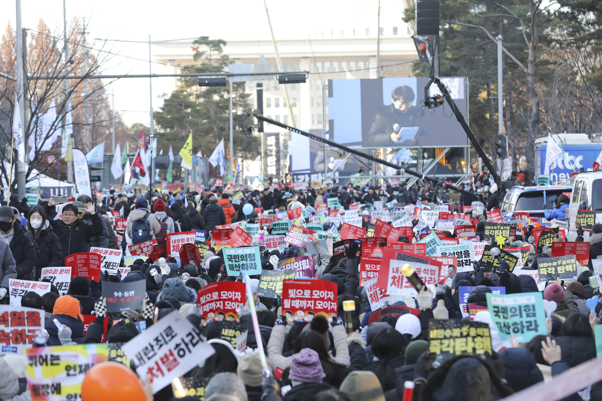 윤석열탄핵;윤석열탄핵집회;윤석열여의도집회;윤석열탄핵가결;여의도응원봉;촛불집회