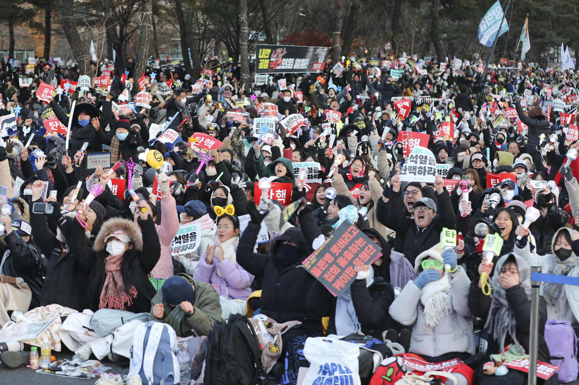 윤석열탄핵;윤석열탄핵집회;윤석열여의도집회;윤석열탄핵가결;여의도응원봉;촛불집회