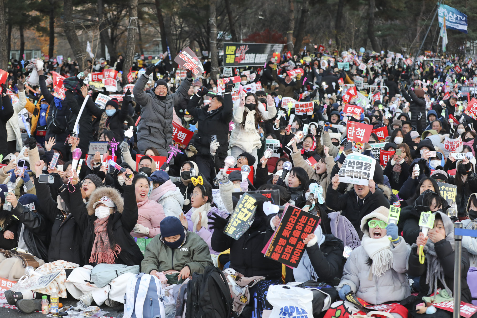 윤석열탄핵;윤석열탄핵집회;윤석열여의도집회;윤석열탄핵가결;여의도응원봉;촛불집회
