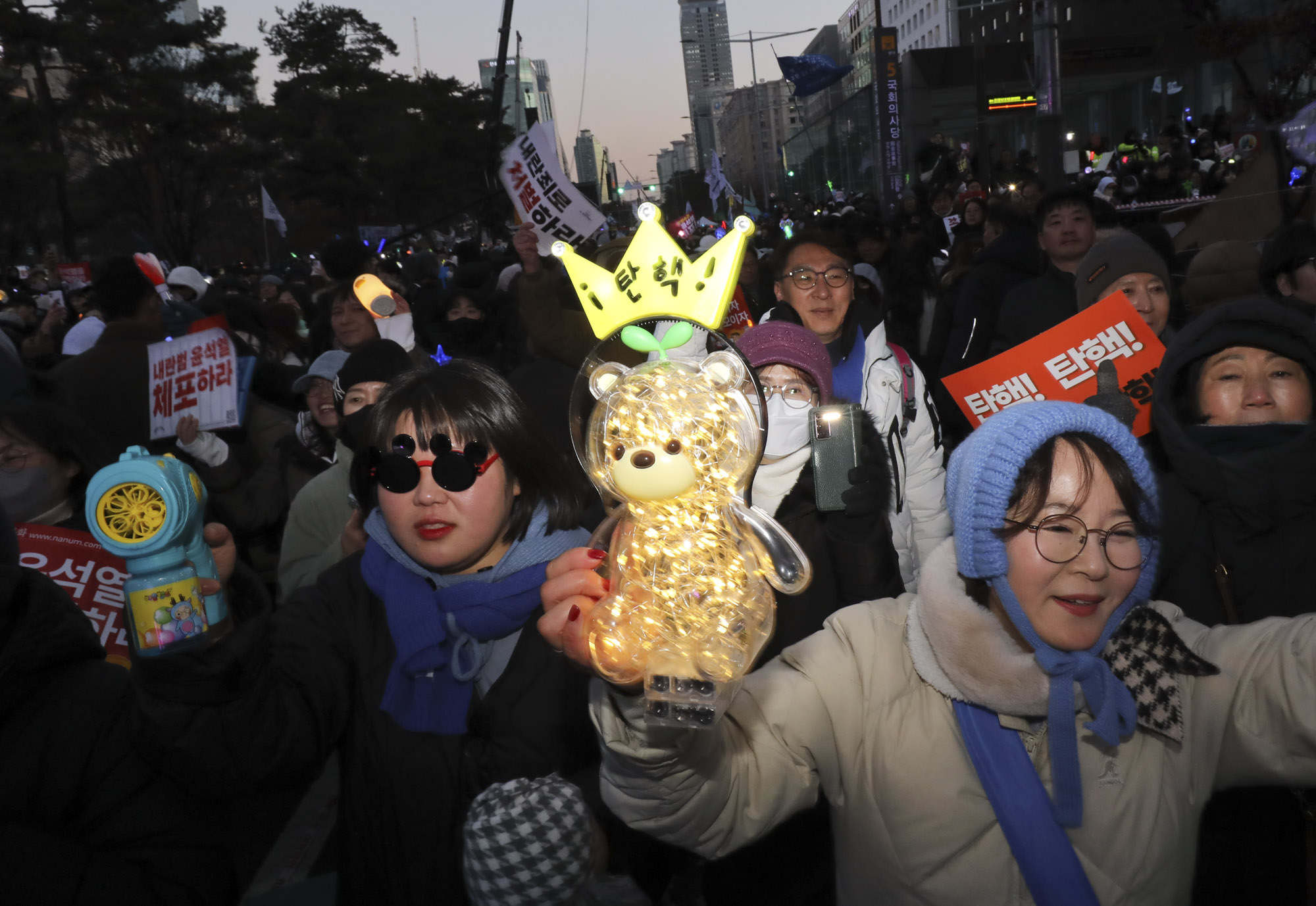 윤석열탄핵;윤석열탄핵집회;윤석열여의도집회;윤석열탄핵가결;여의도응원봉;촛불집회
