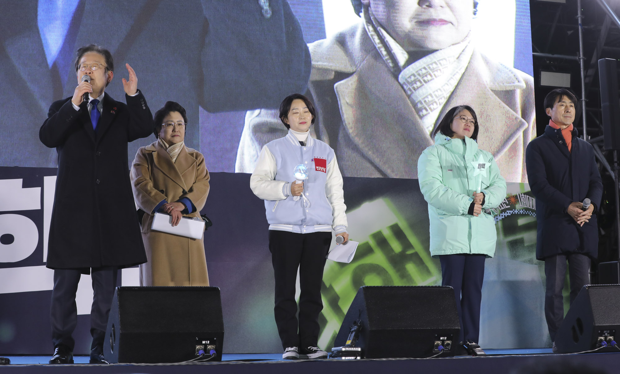 윤석열탄핵;윤석열탄핵집회;윤석열여의도집회;윤석열탄핵가결;여의도응원봉;촛불집회