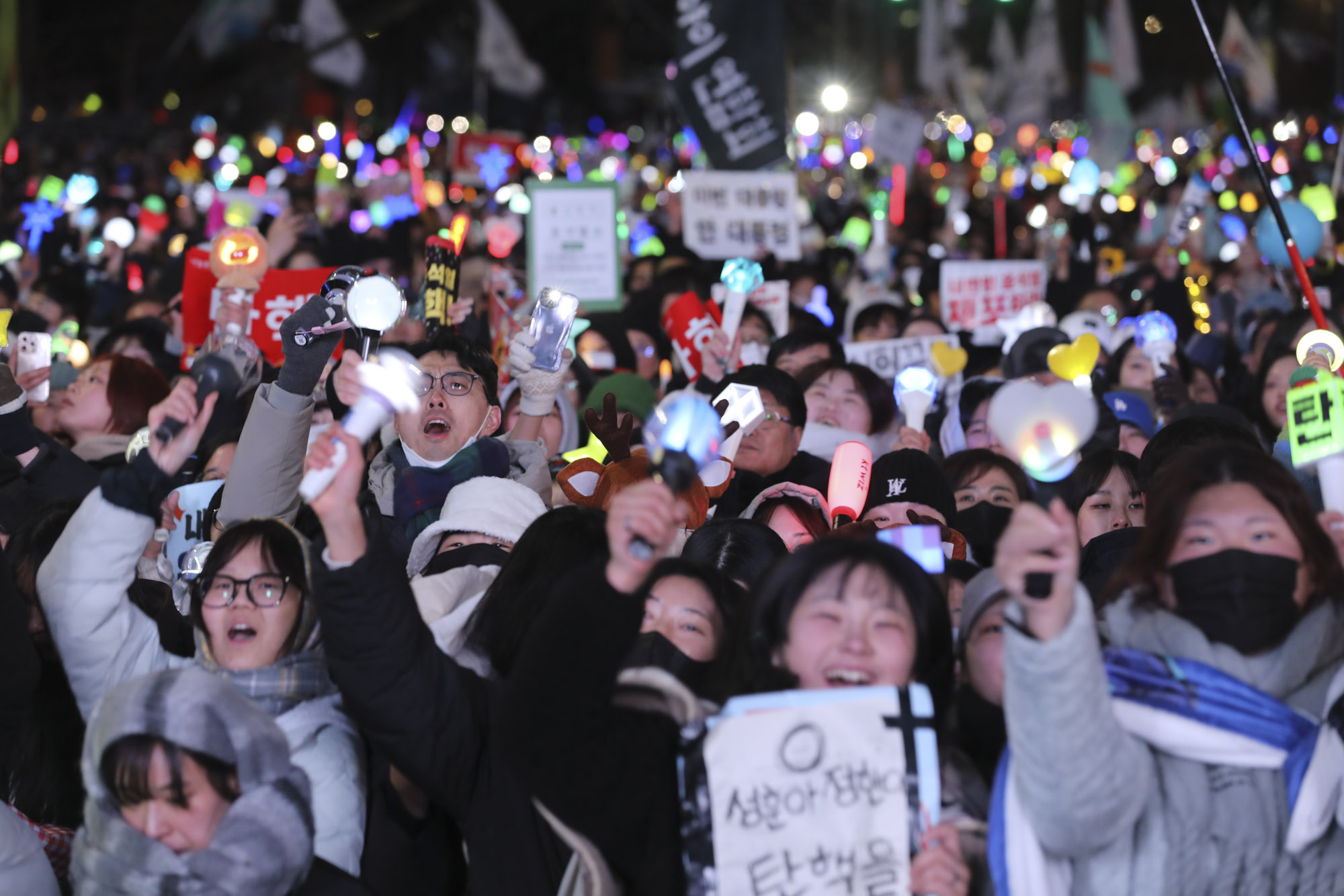 윤석열탄핵;윤석열탄핵집회;윤석열여의도집회;윤석열탄핵가결;여의도응원봉;촛불집회