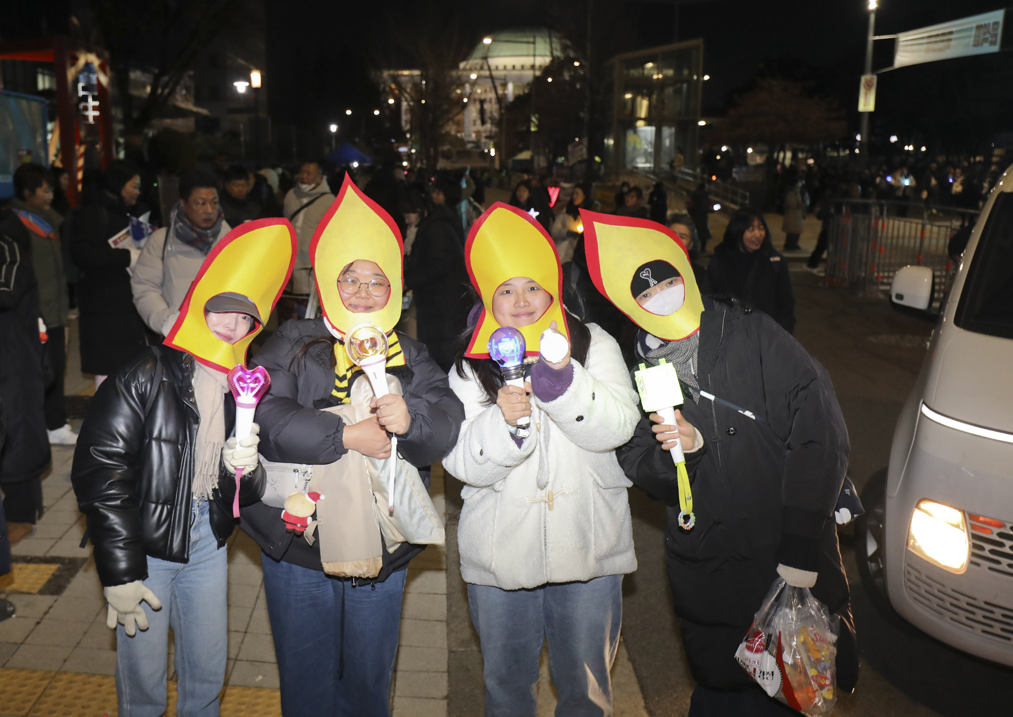 윤석열탄핵;윤석열탄핵집회;윤석열여의도집회;윤석열탄핵가결;여의도응원봉;촛불집회