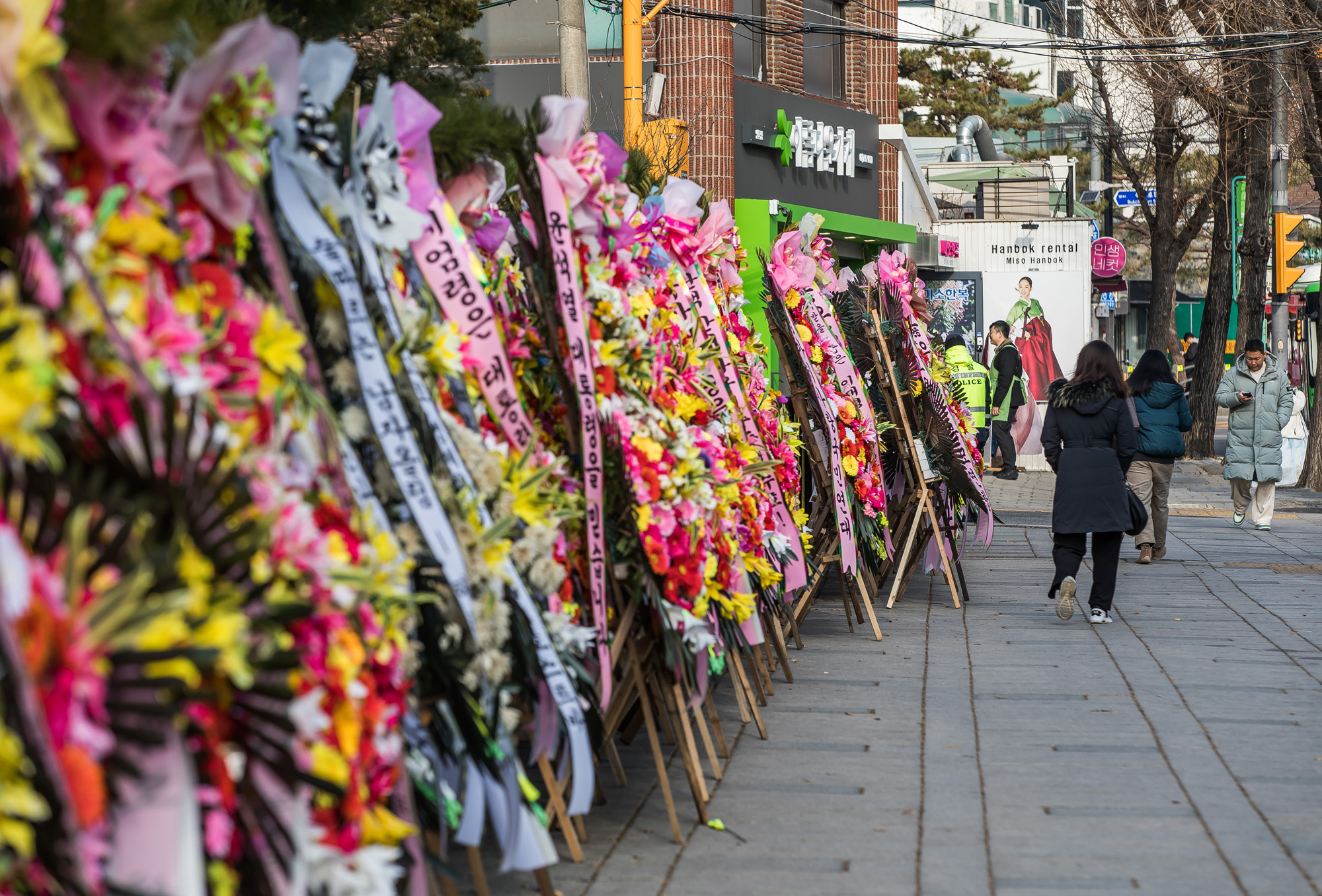 사회;법조;헌재;헌법재판소;헌법재판소윤석열탄핵심판;헌법재판소탄핵촉구화환;헌법재판소탄핵반대화환