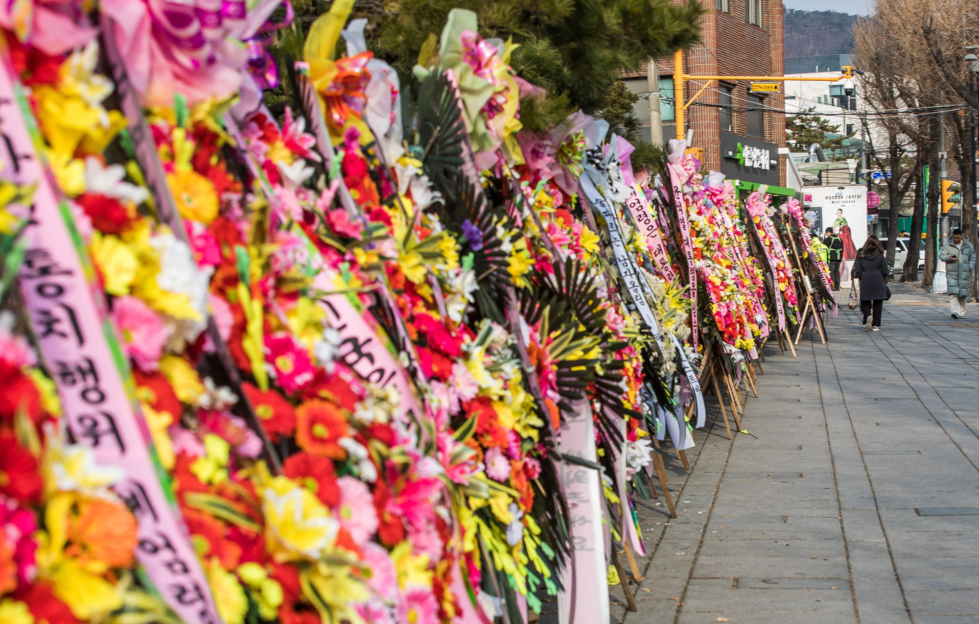 사회;법조;헌재;헌법재판소;헌법재판소윤석열탄핵심판;헌법재판소탄핵촉구화환;헌법재판소탄핵반대화환