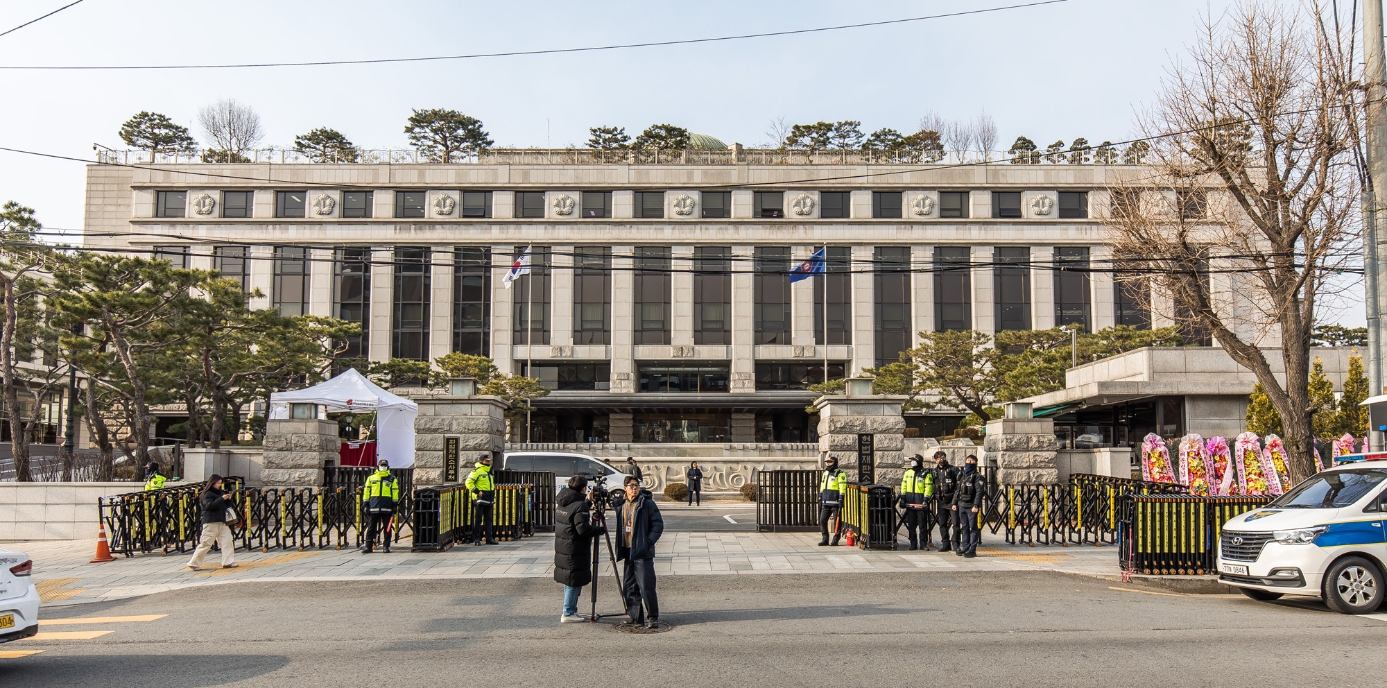 사회;법조;헌재;헌법재판소;헌법재판소윤석열탄핵심판;헌법재판소탄핵촉구화환;헌법재판소탄핵반대화환