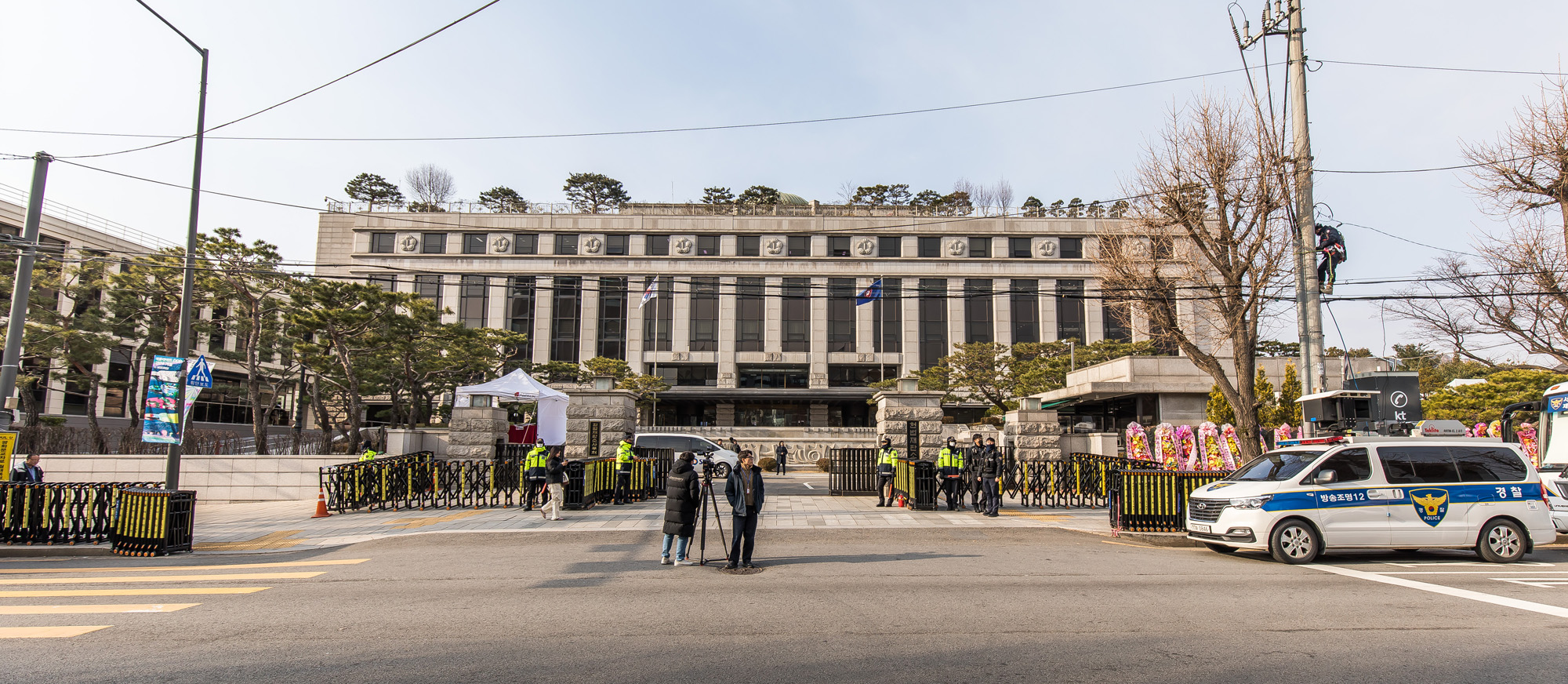 사회;법조;헌재;헌법재판소;헌법재판소윤석열탄핵심판;헌법재판소탄핵촉구화환;헌법재판소탄핵반대화환
