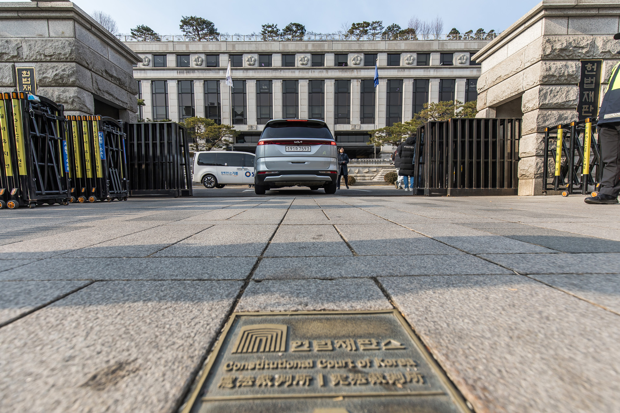 사회;법조;헌재;헌법재판소;헌법재판소윤석열탄핵심판;헌법재판소탄핵촉구화환;헌법재판소탄핵반대화환