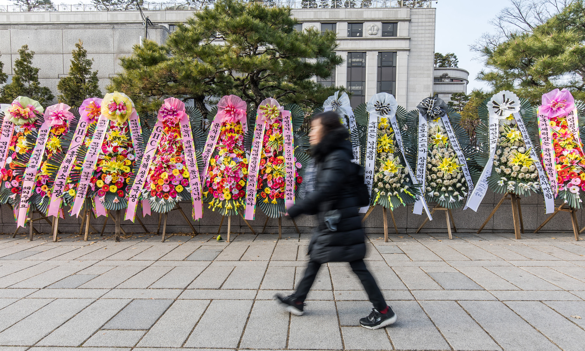 사회;법조;헌재;헌법재판소;헌법재판소윤석열탄핵심판;헌법재판소탄핵촉구화환;헌법재판소탄핵반대화환