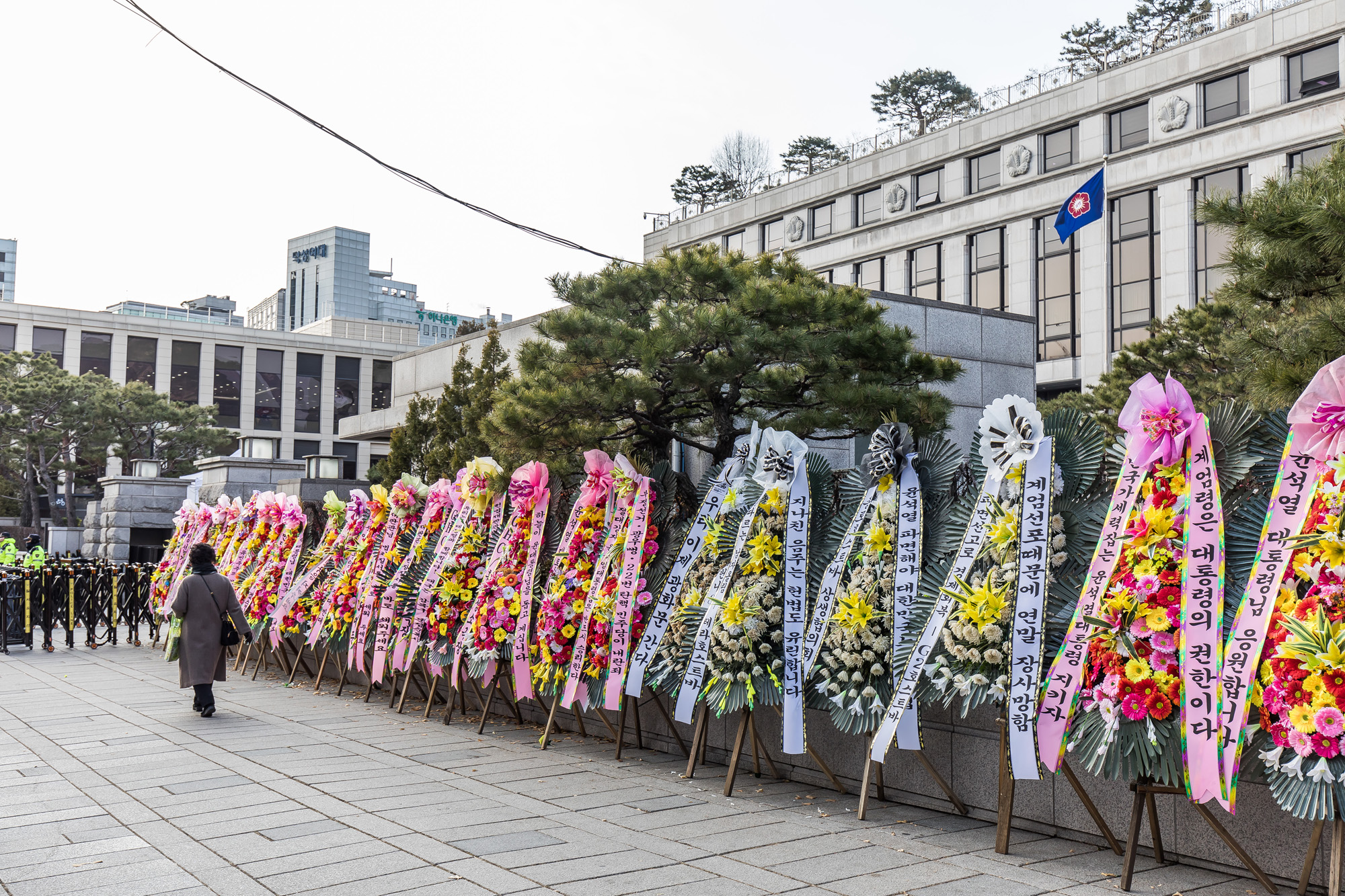 사회;법조;헌재;헌법재판소;헌법재판소윤석열탄핵심판;헌법재판소탄핵촉구화환;헌법재판소탄핵반대화환