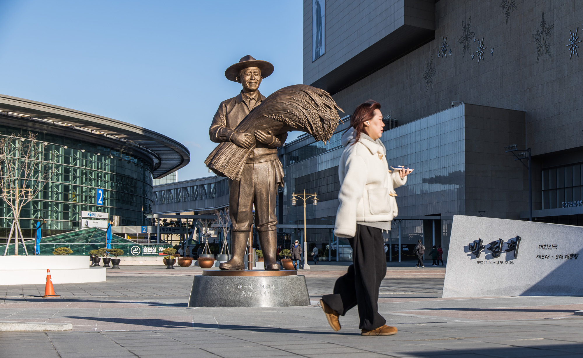 정치;인물;박정희전대통령;박정희전대통령동상;대구;대구박정희동상;동대구역;KTX동대구역;동대구역박정희동상