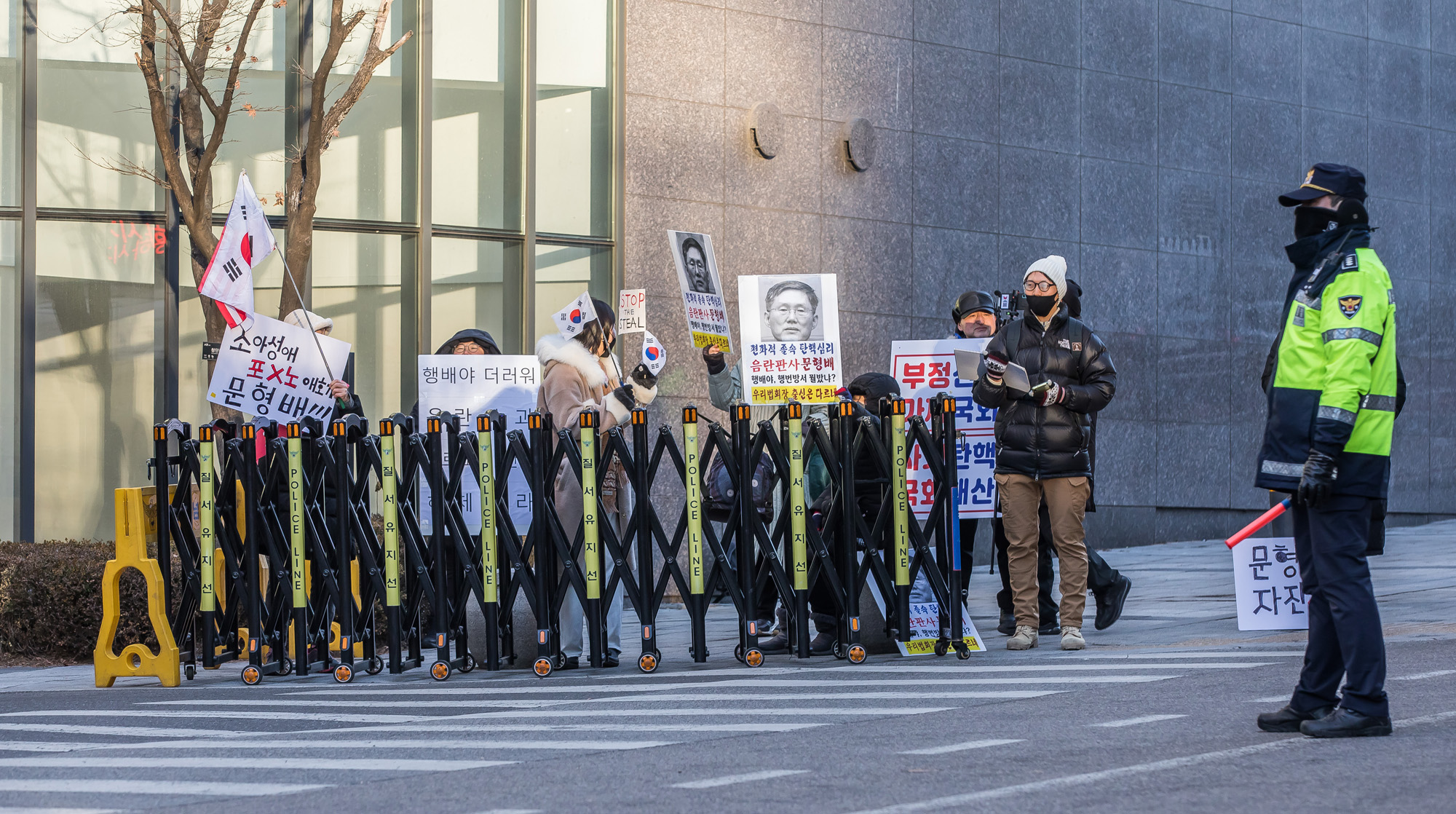 사회;집회;시위;문형배헌법재판소장권한대행;문형배헌재소장권한대행자택;문형배자택앞시위;부정선거부패방지대;윤석열대통령탄핵반대단체;극우단체시위