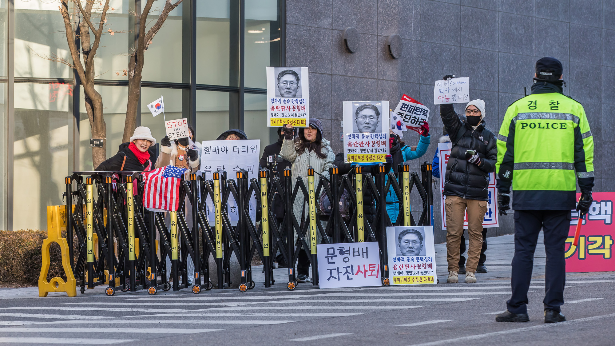 사회;집회;시위;문형배헌법재판소장권한대행;문형배헌재소장권한대행자택;문형배자택앞시위;부정선거부패방지대;윤석열대통령탄핵반대단체;극우단체시위