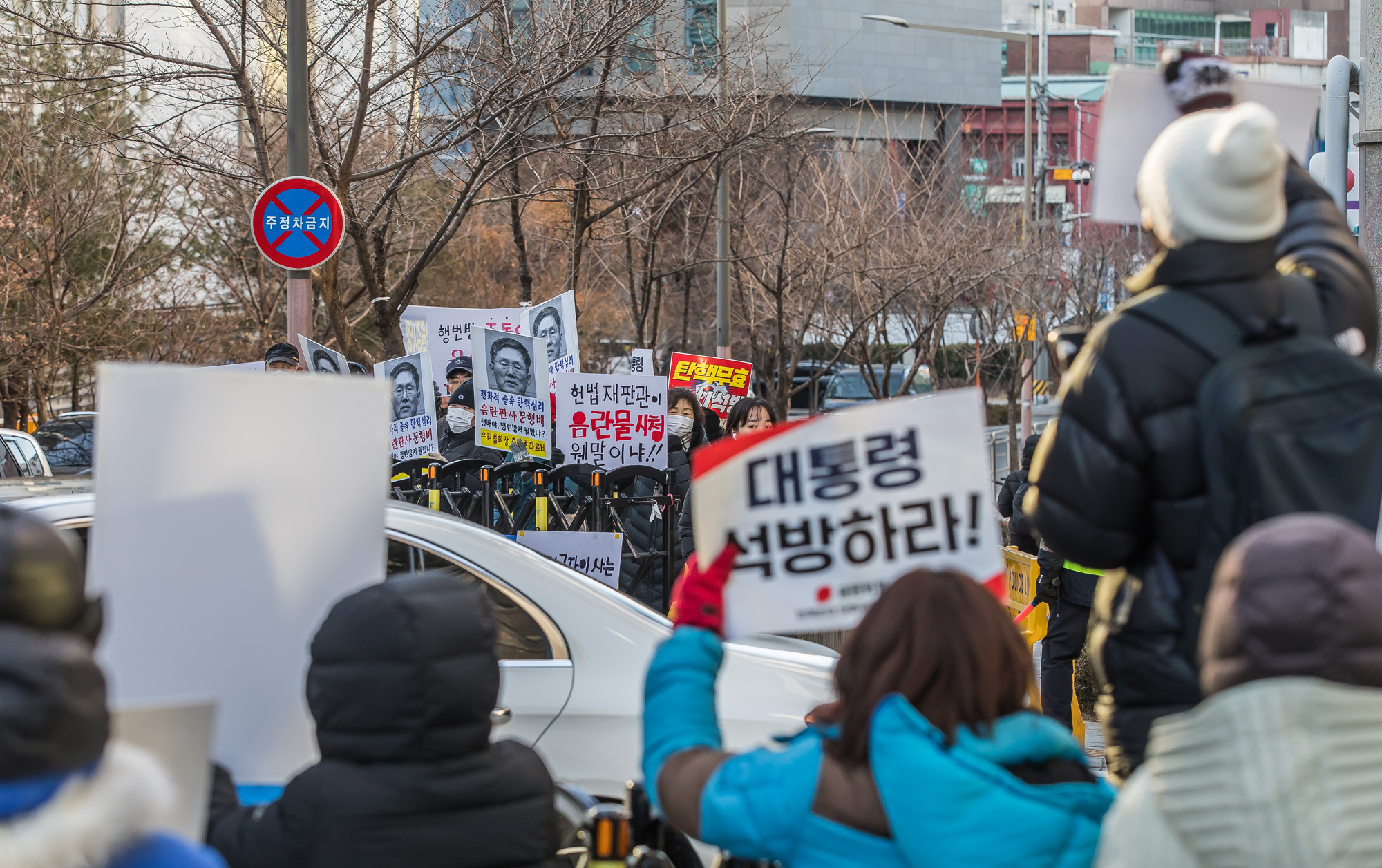 사회;집회;시위;문형배헌법재판소장권한대행;문형배헌재소장권한대행자택;문형배자택앞시위;부정선거부패방지대;윤석열대통령탄핵반대단체;극우단체시위