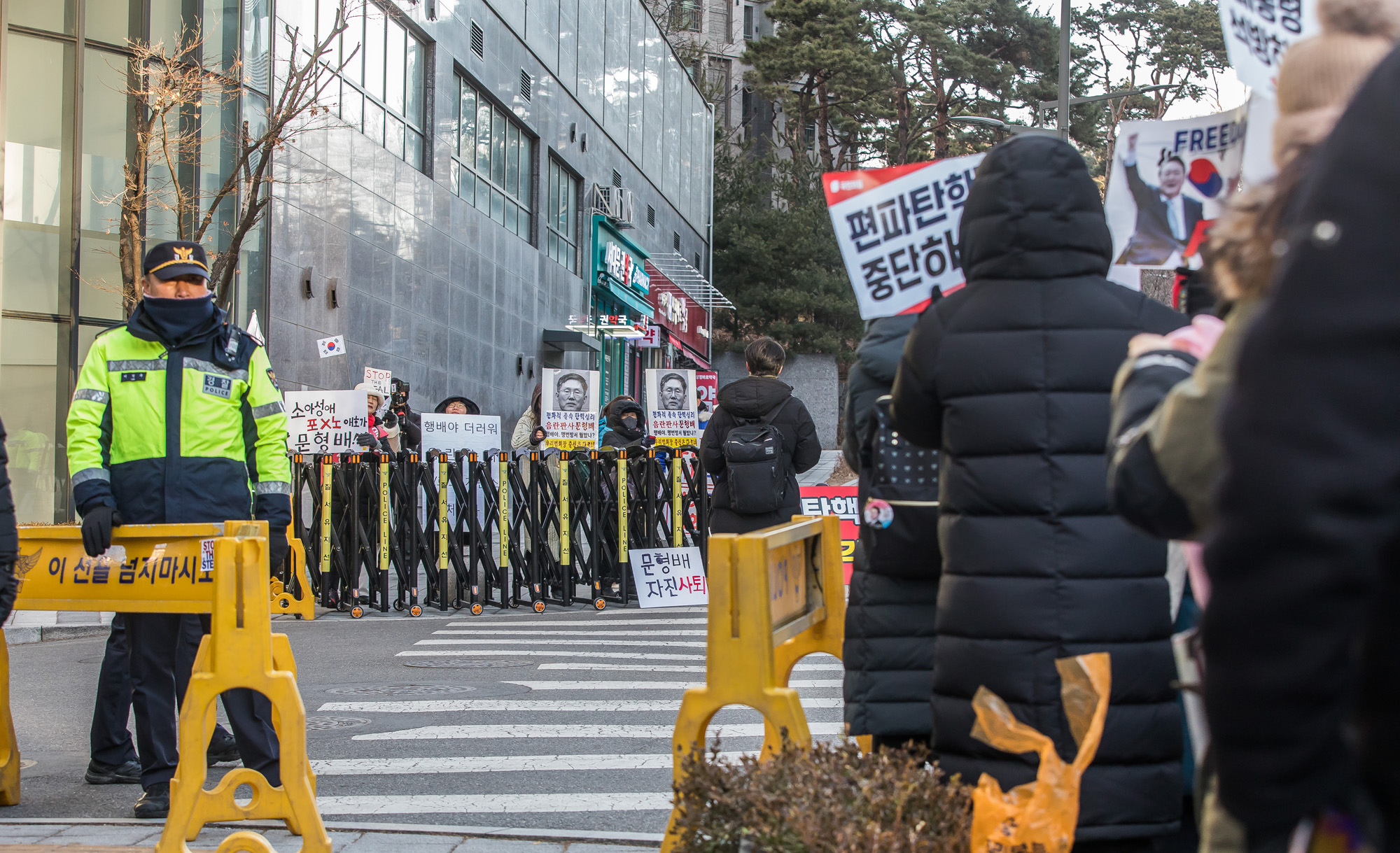 사회;집회;시위;문형배헌법재판소장권한대행;문형배헌재소장권한대행자택;문형배자택앞시위;부정선거부패방지대;윤석열대통령탄핵반대단체;극우단체시위