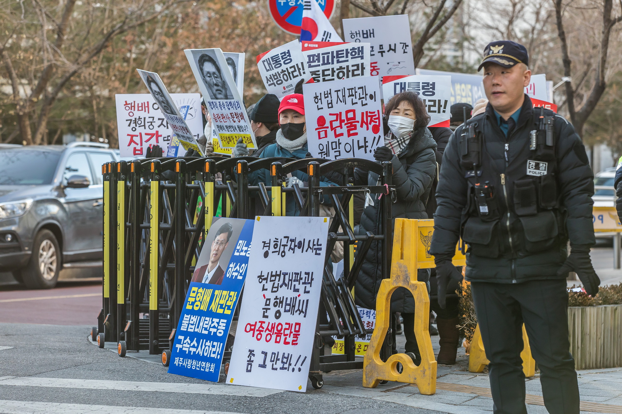 사회;집회;시위;문형배헌법재판소장권한대행;문형배헌재소장권한대행자택;문형배자택앞시위;부정선거부패방지대;윤석열대통령탄핵반대단체;극우단체시위