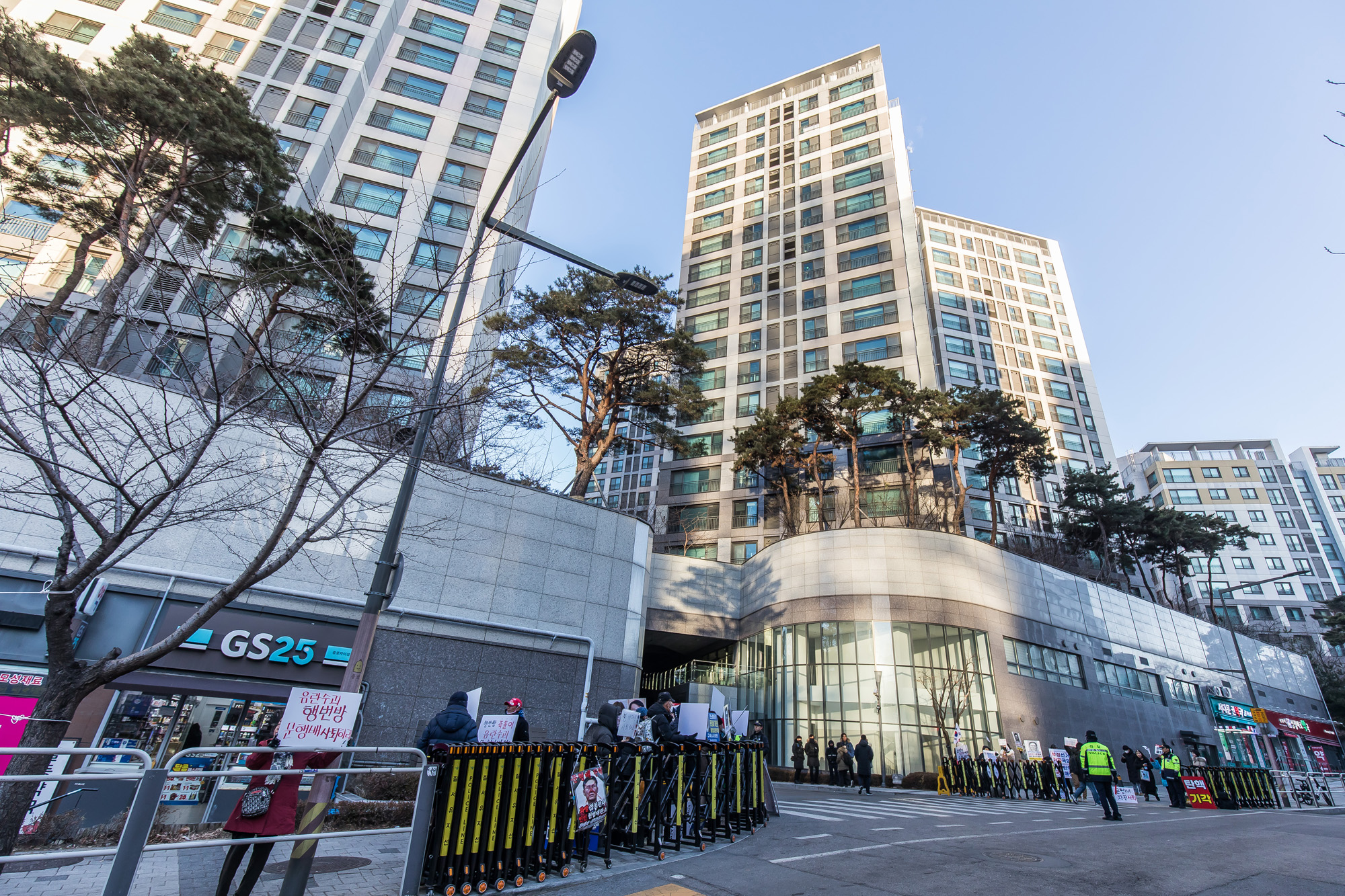 사회;집회;시위;문형배헌법재판소장권한대행;문형배헌재소장권한대행자택;문형배자택앞시위;부정선거부패방지대;윤석열대통령탄핵반대단체;극우단체시위